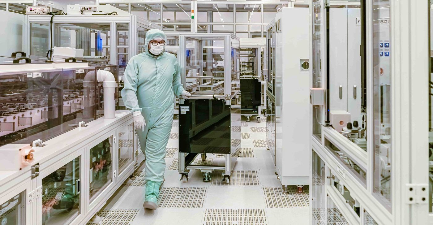 Did you know? A study of 28 semiconductor companies found that they used 789 million cubic meters of water in 2021. | Photo by Российский