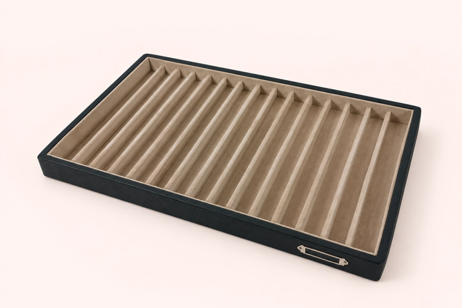 Tray with 15 compartments for bracelets