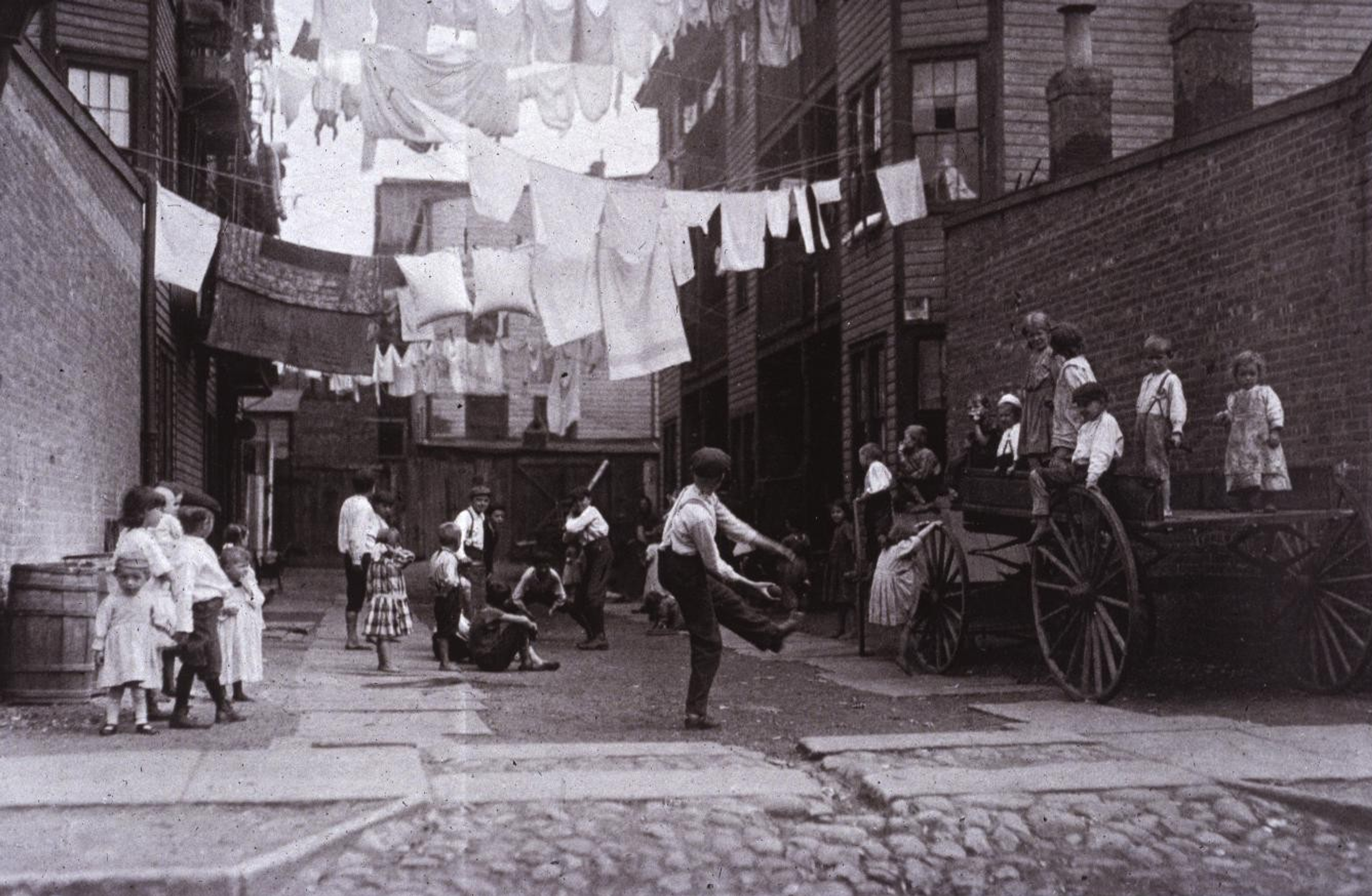 © Lewis Hine, Playground in Tenement Alley, Boston, 1909. George Eastman Museum. Domaine public.