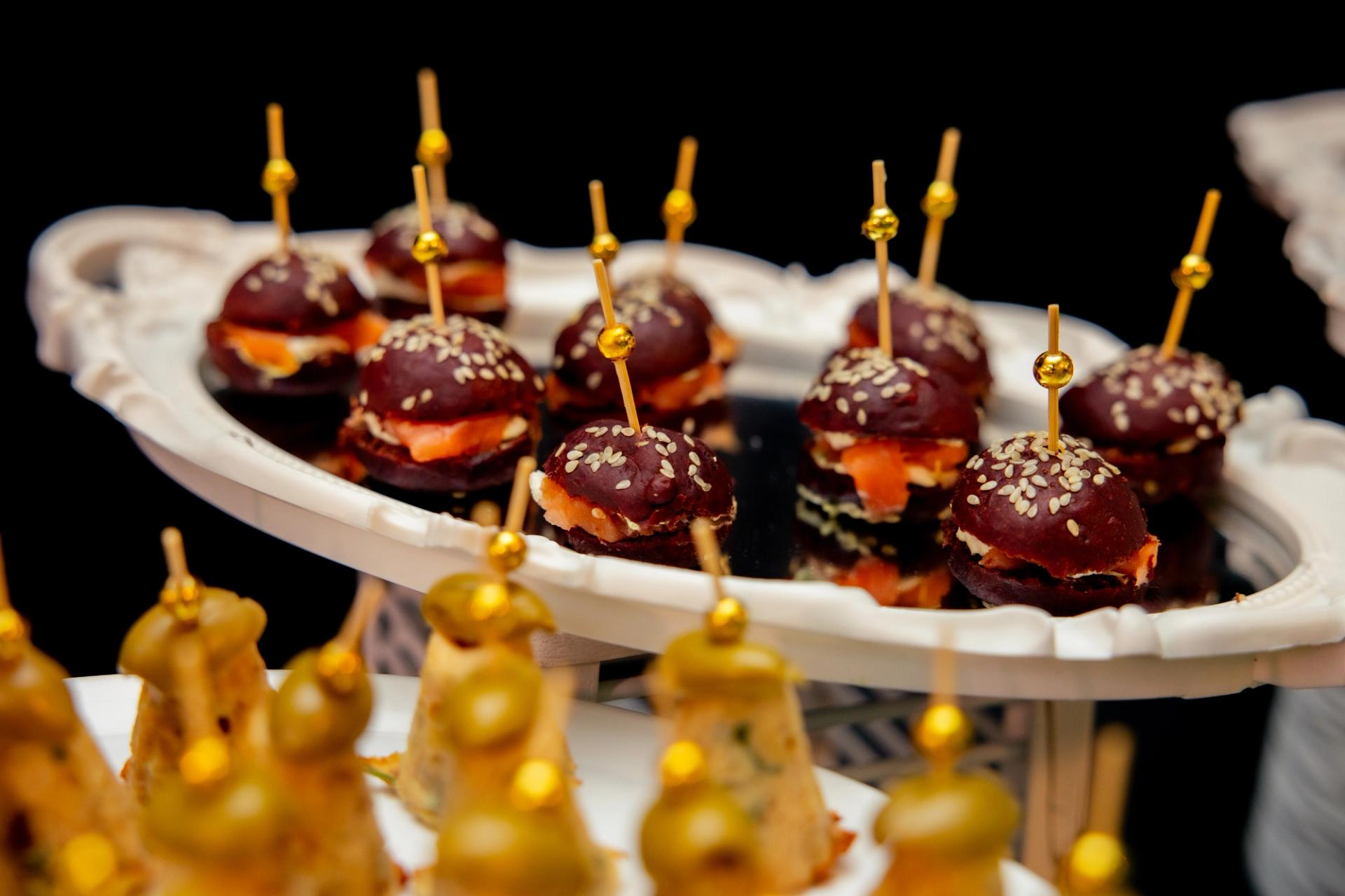 Mini-burgers servis pendant la réception