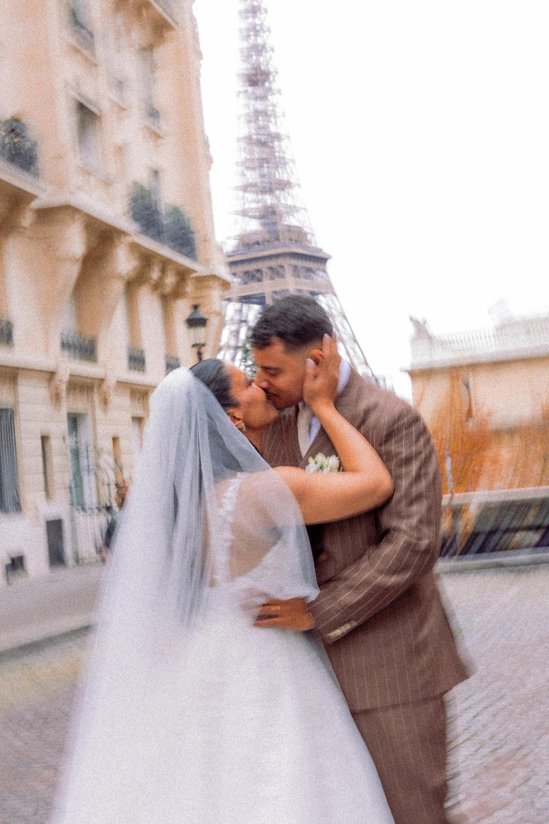Marie Ange et William enlacés devant la tour Eiffel