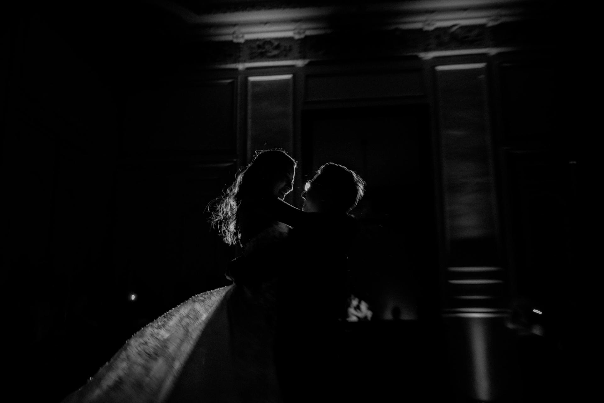 Silhouette des mariés pendant leur première danse en noir et blanc