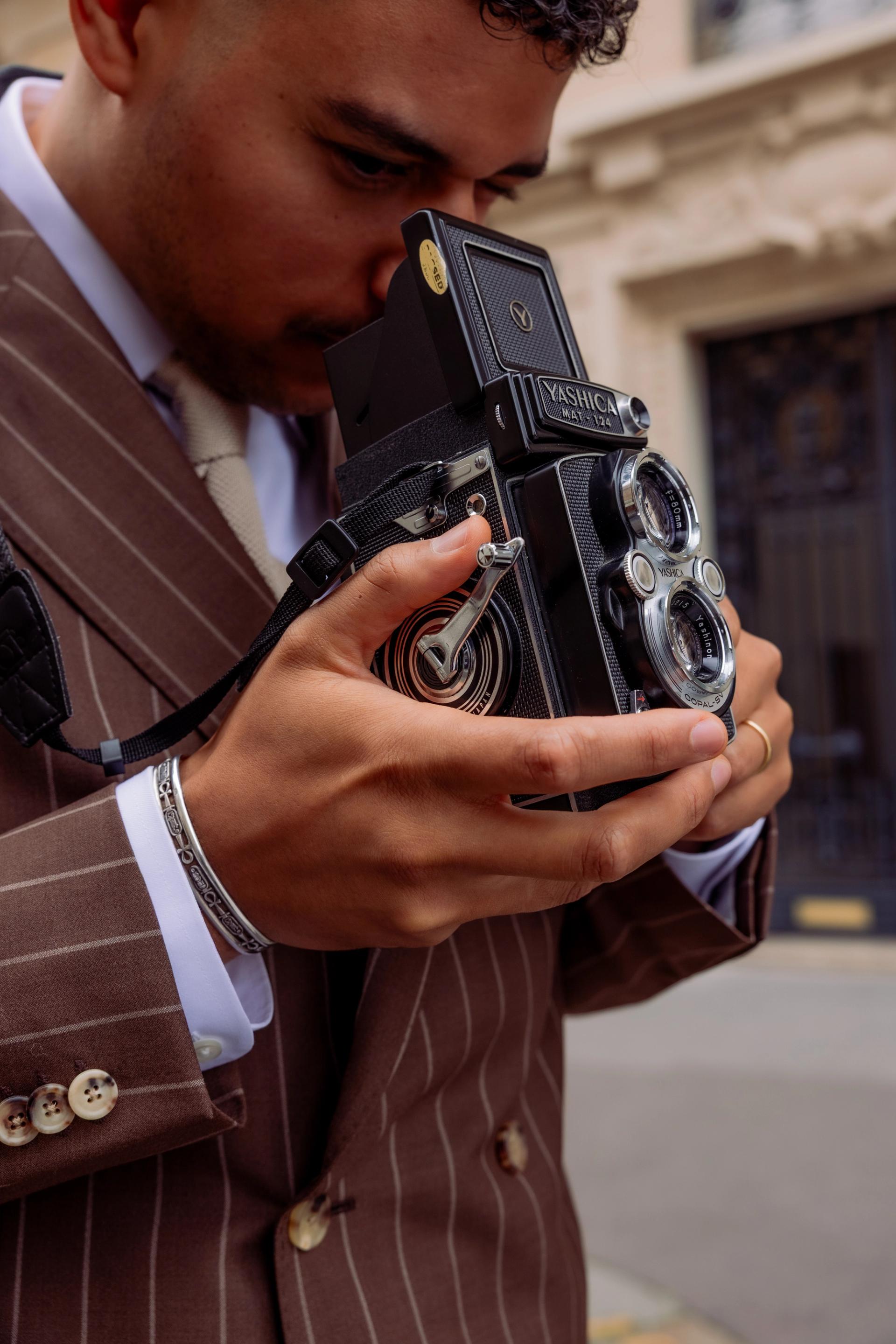 William tient un appareil photo ancien en gros plan