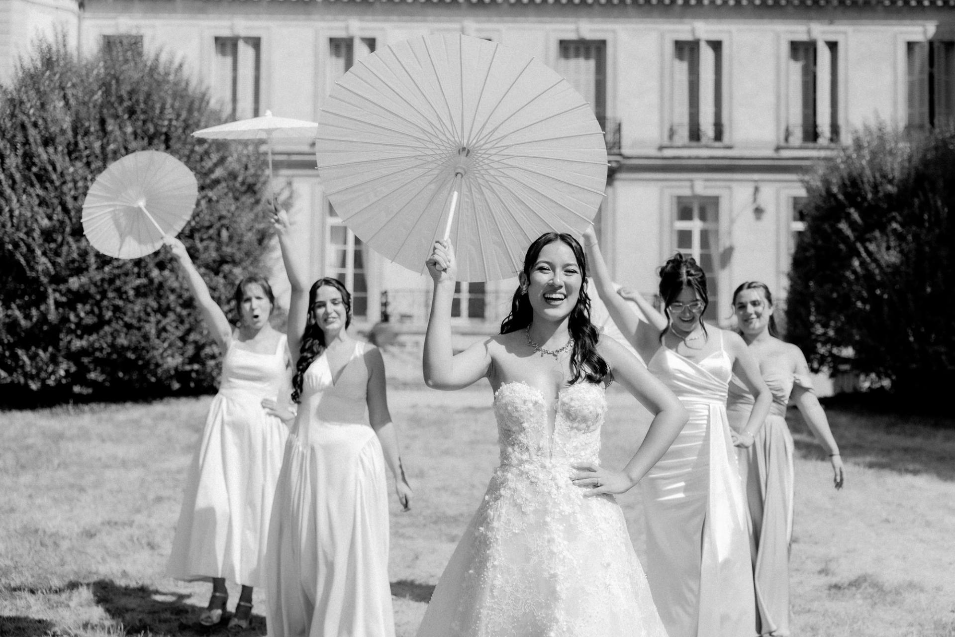 Anaïs et ses demoiselles d’honneur avec des ombrelles en noir et blanc