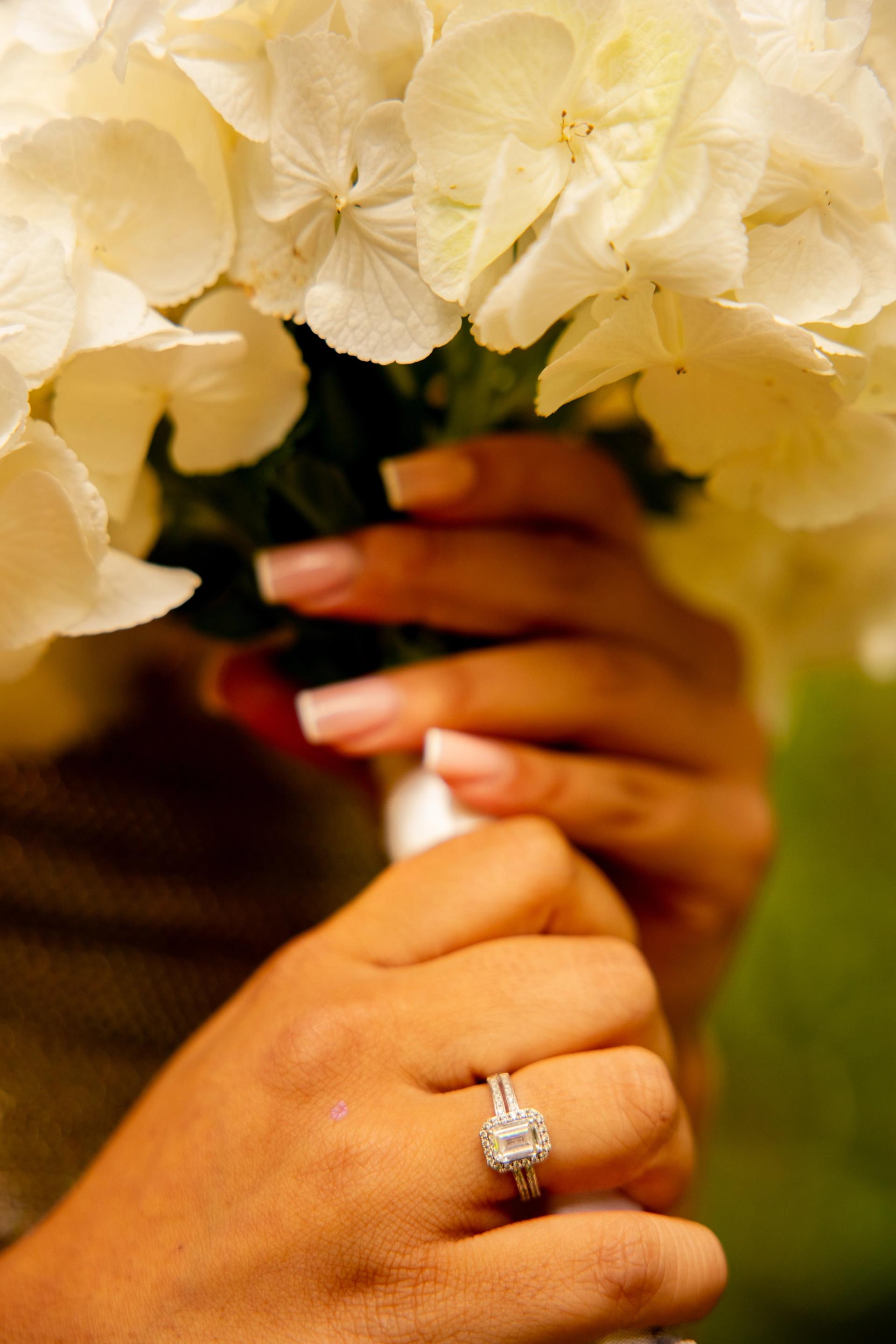 Alliance de Marie et bouquet de fleurs blanches