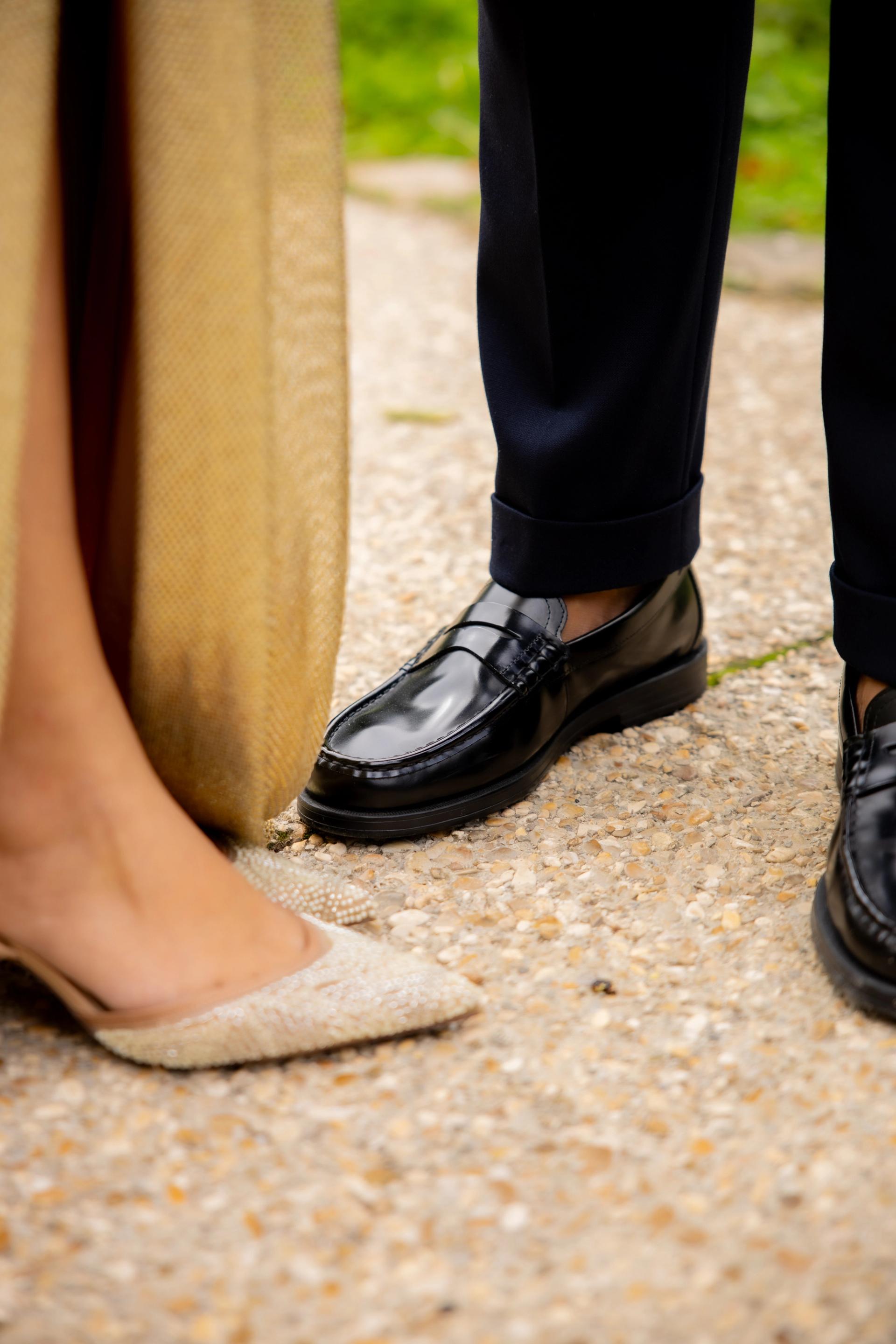 Chaussures des mariés en gros plan