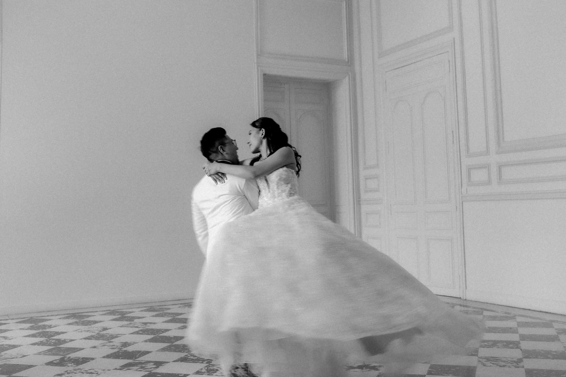 Jacky porte Anaïs dans le grand salon en noir et blanc
