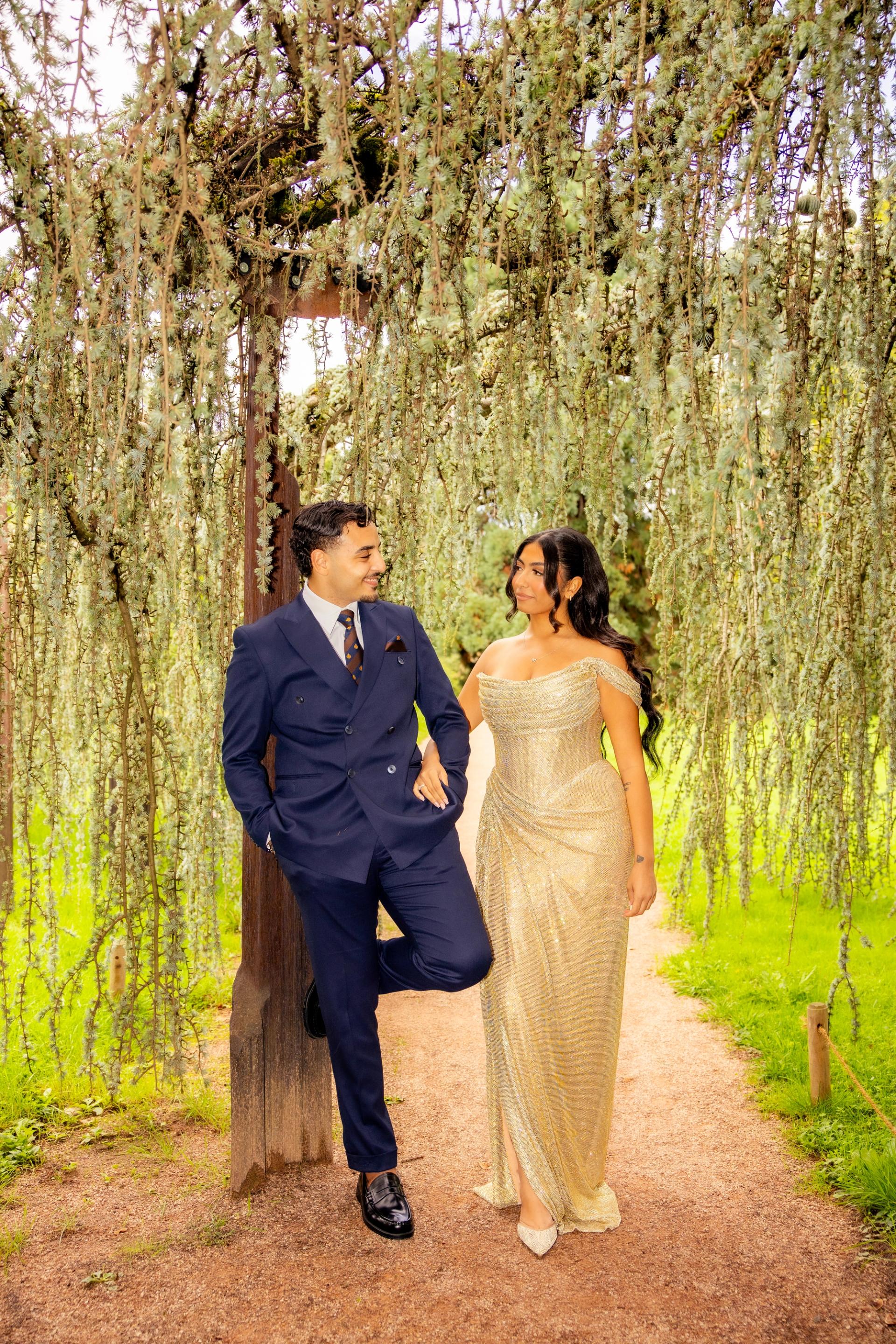 Marco et Marie marchent sous les branches retombantes