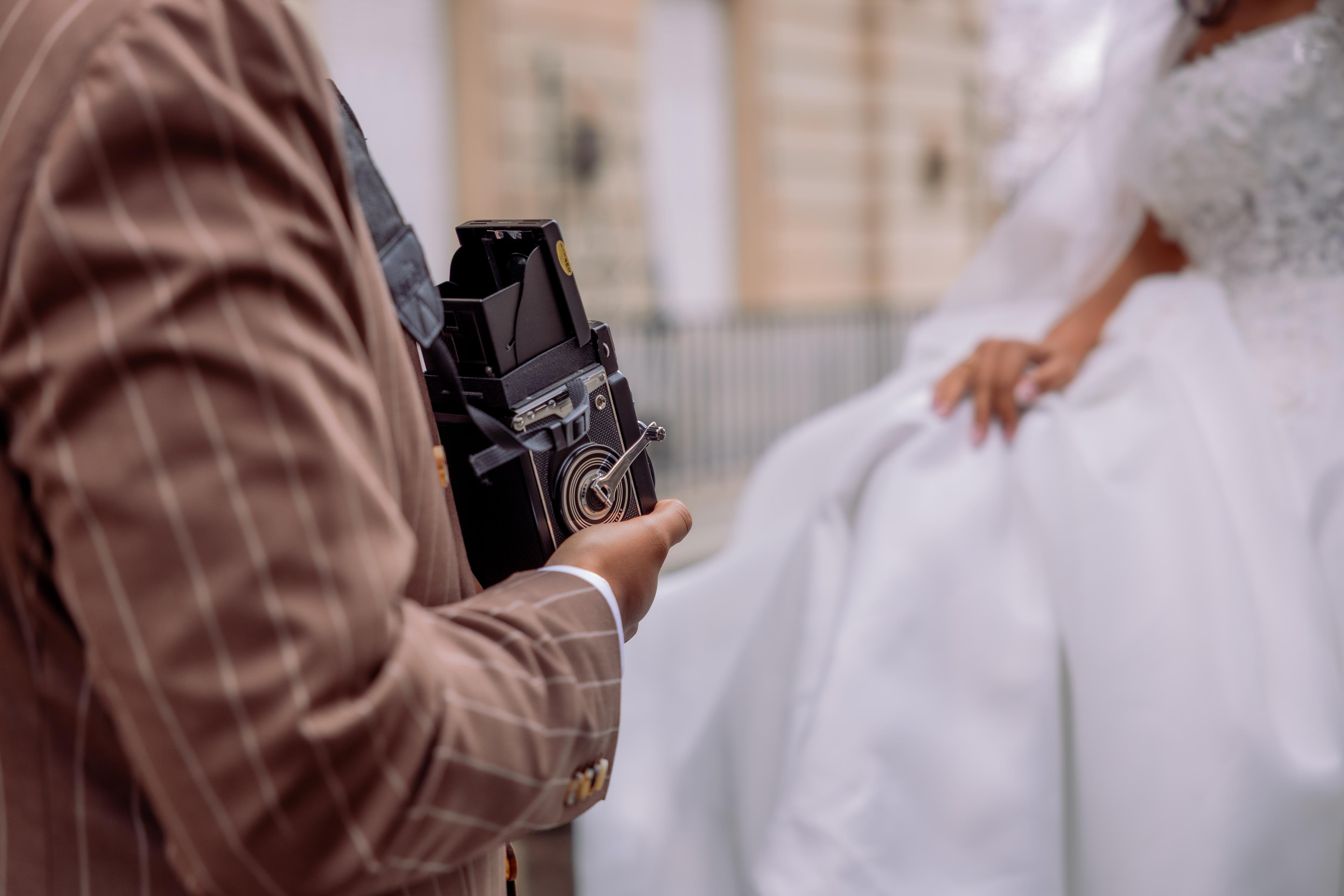 William photographie Marie Ange avec un appareil argentique