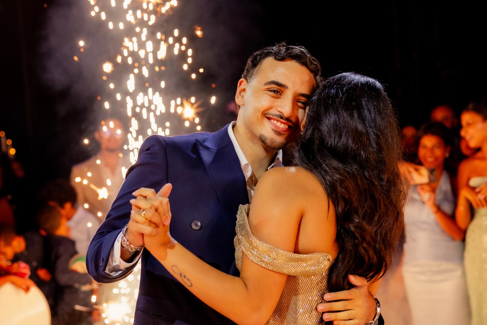Marco et Marie dansent au milieu des étincelles