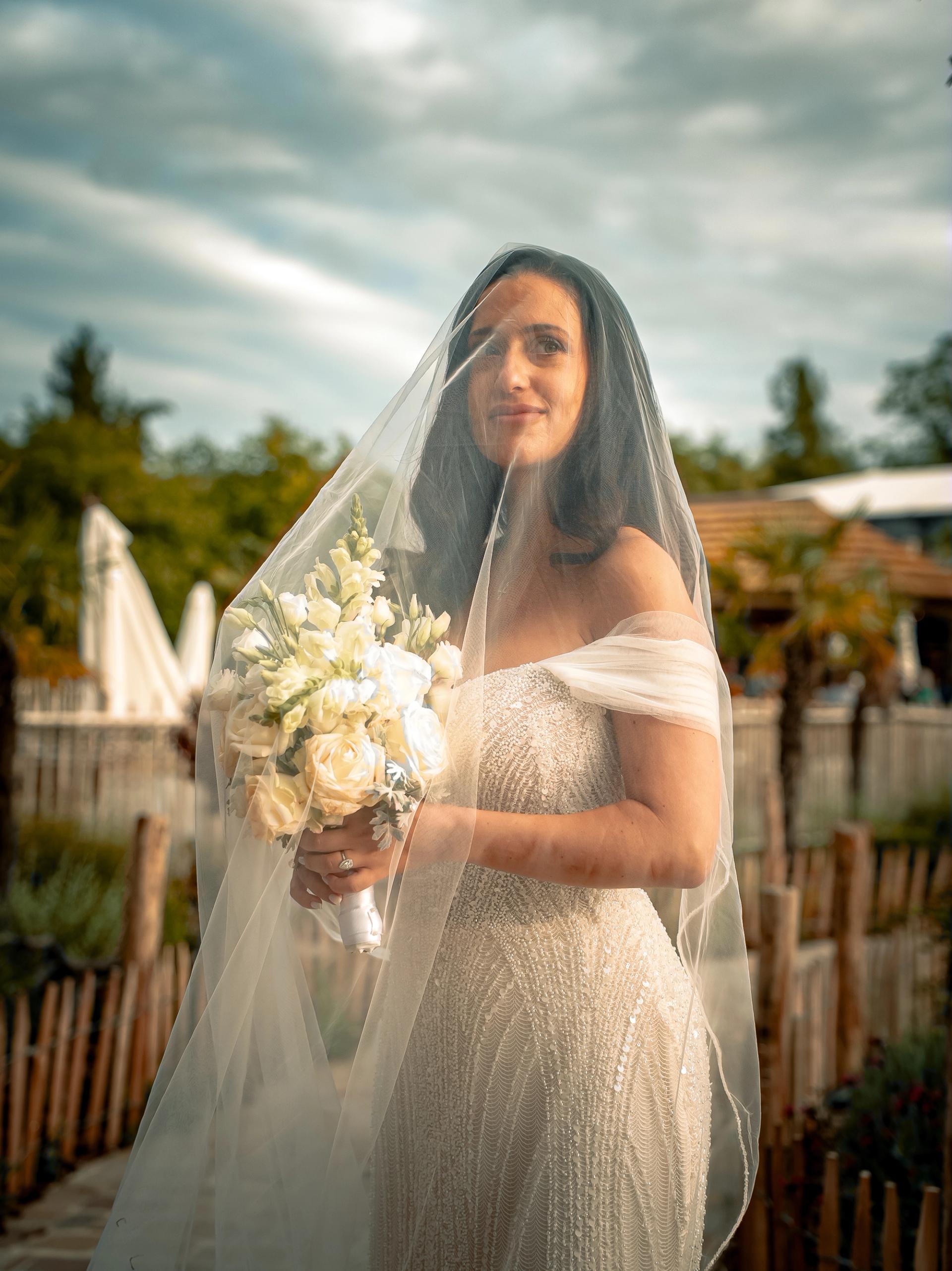 Portrait de Sandra avec son bouquet de fleurs blanches