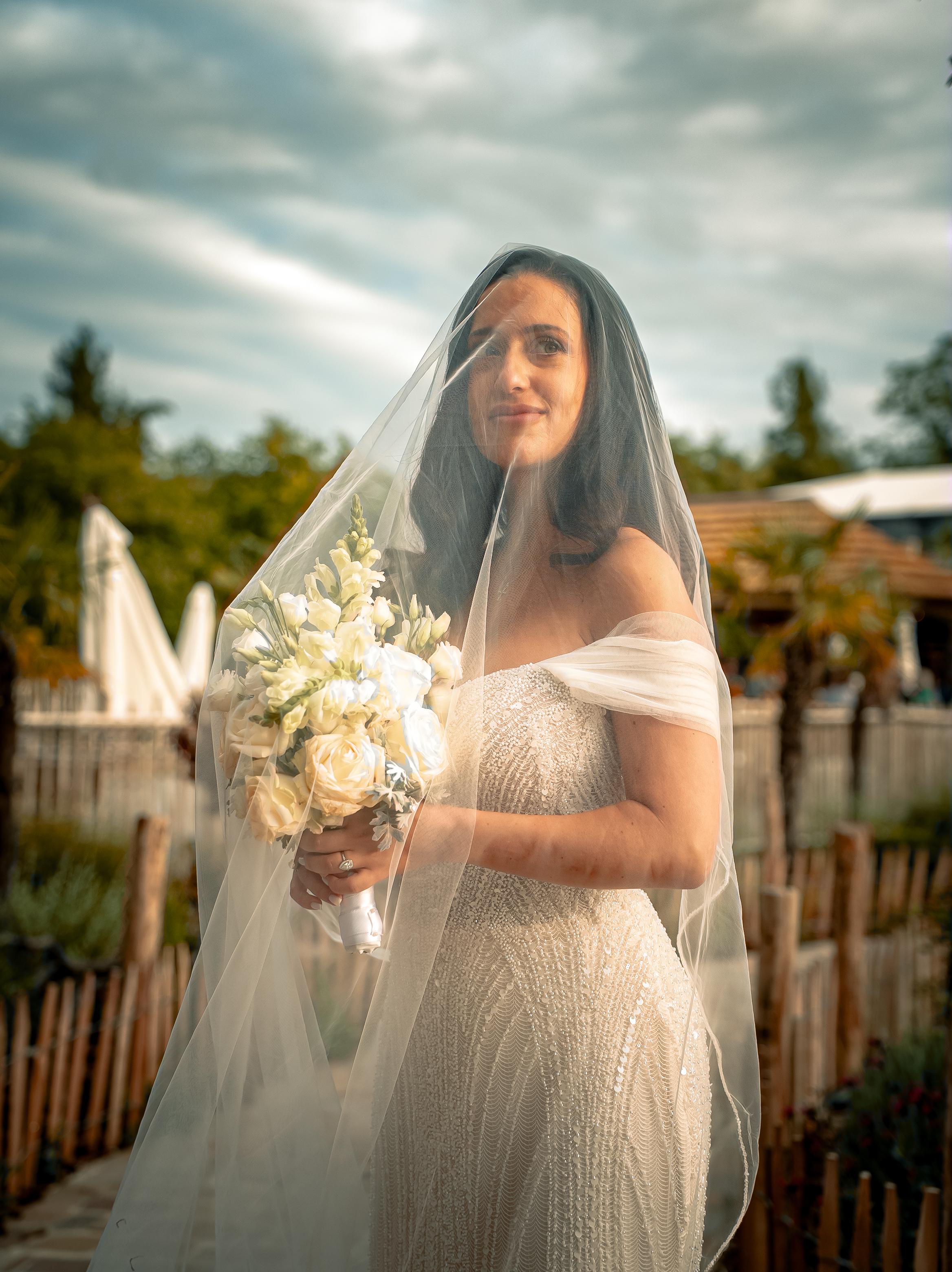 Portrait de Sandra avec son bouquet de fleurs blanches