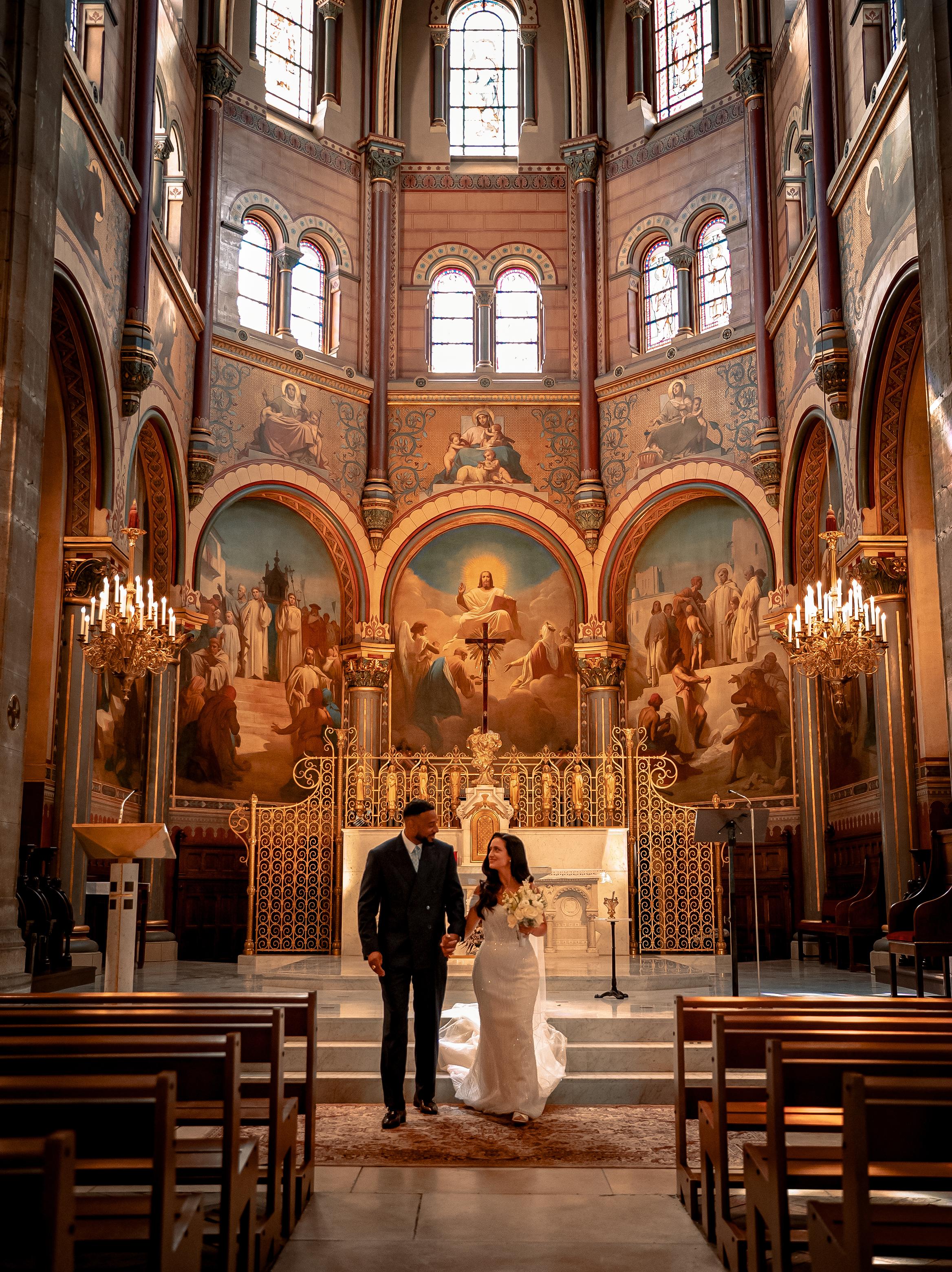 Les mariés au centre de la nef de l’église