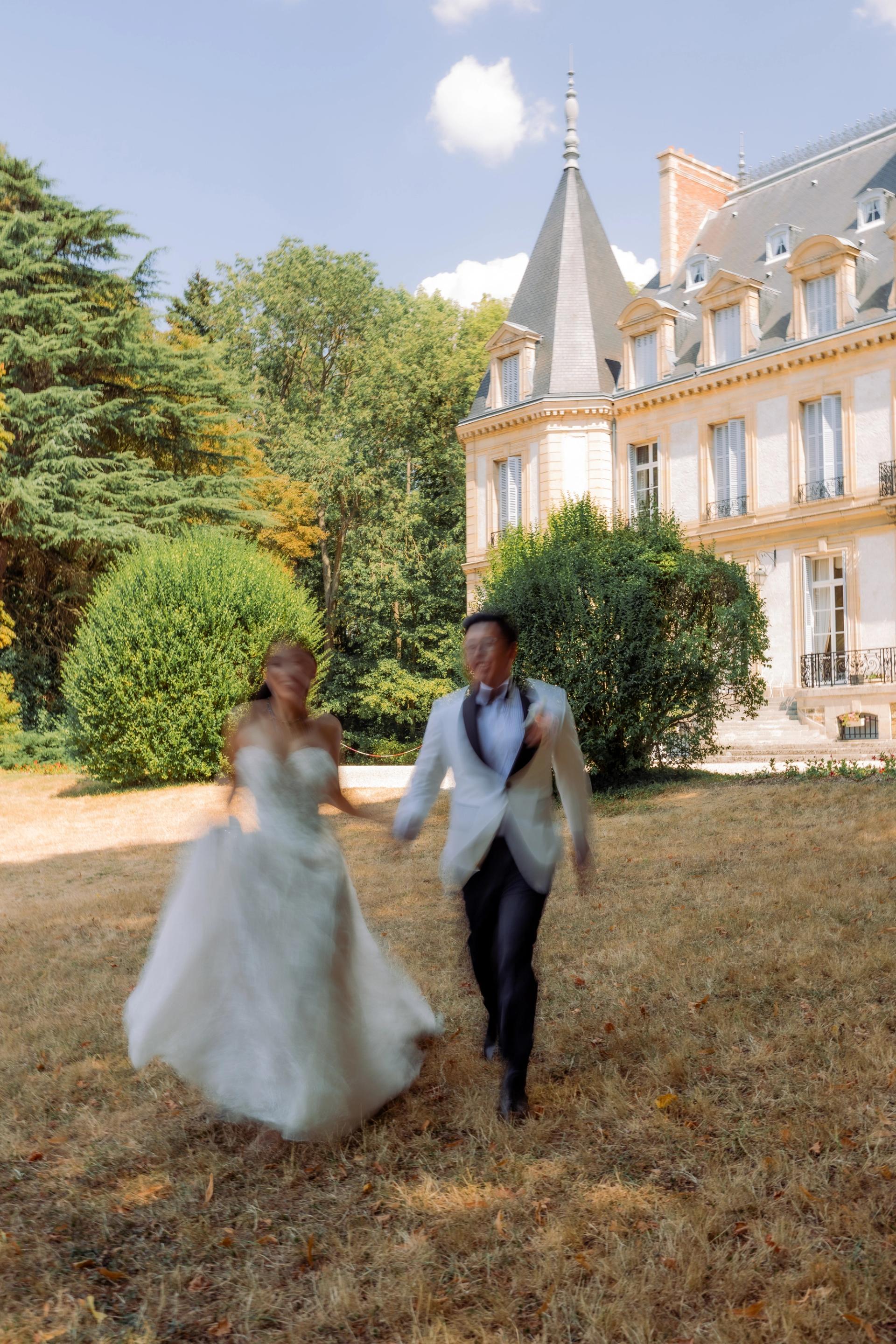 Jacky et Anaïs courent dans le parc du Château de Santeny