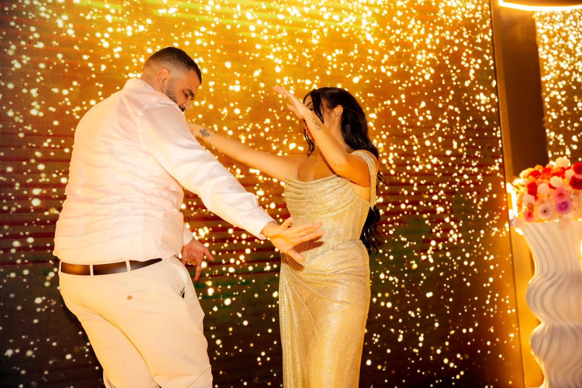 Marco et Marie dansent devant un décor lumineux