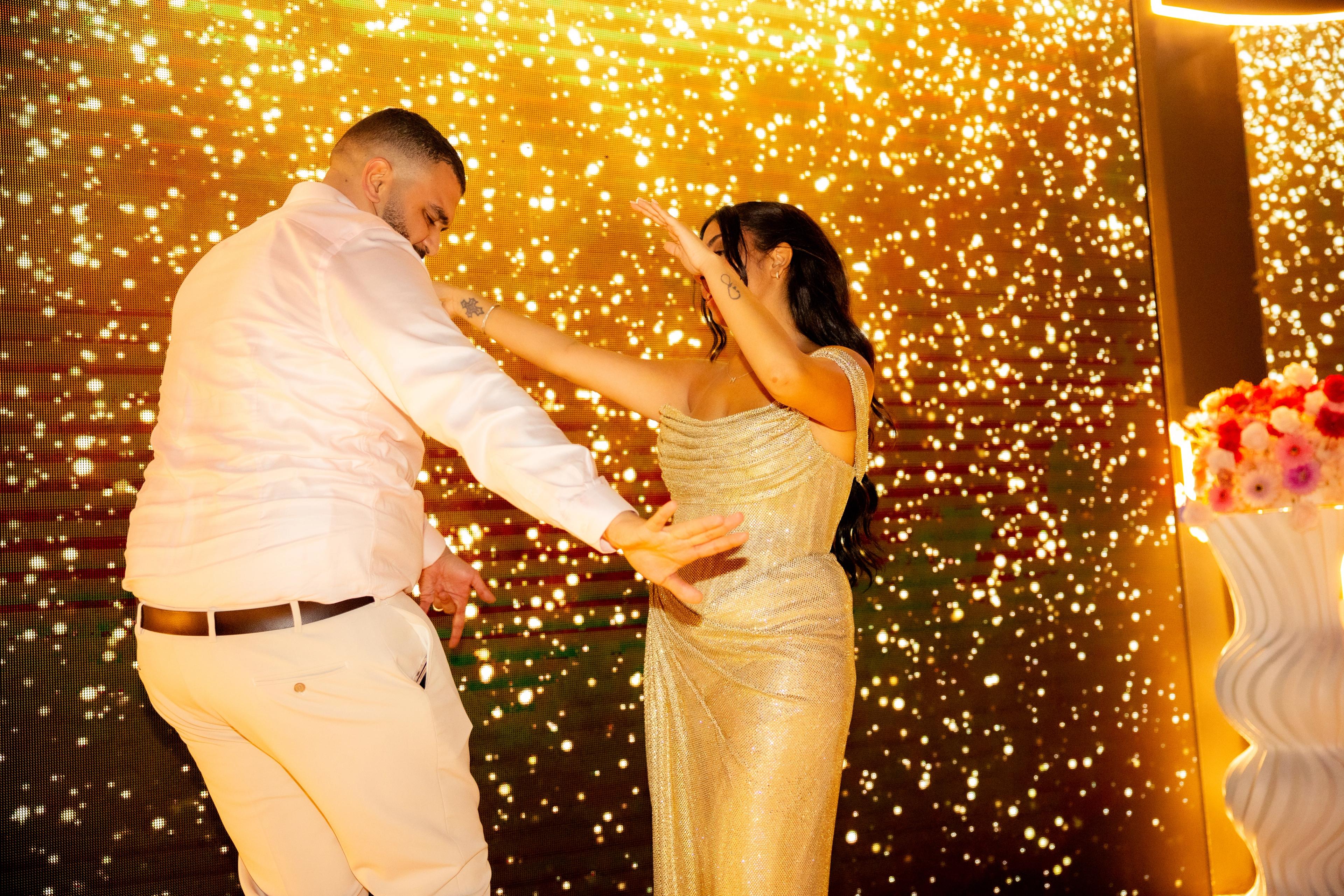 Marco et Marie dansent devant un décor lumineux