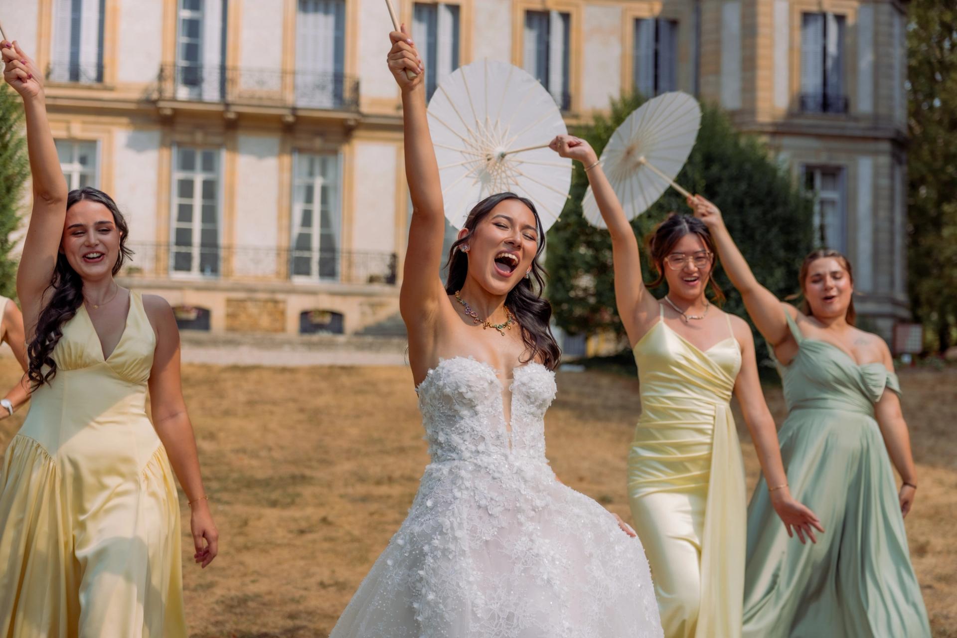 Anaïs célèbre avec ses demoiselles d’honneur devant le château