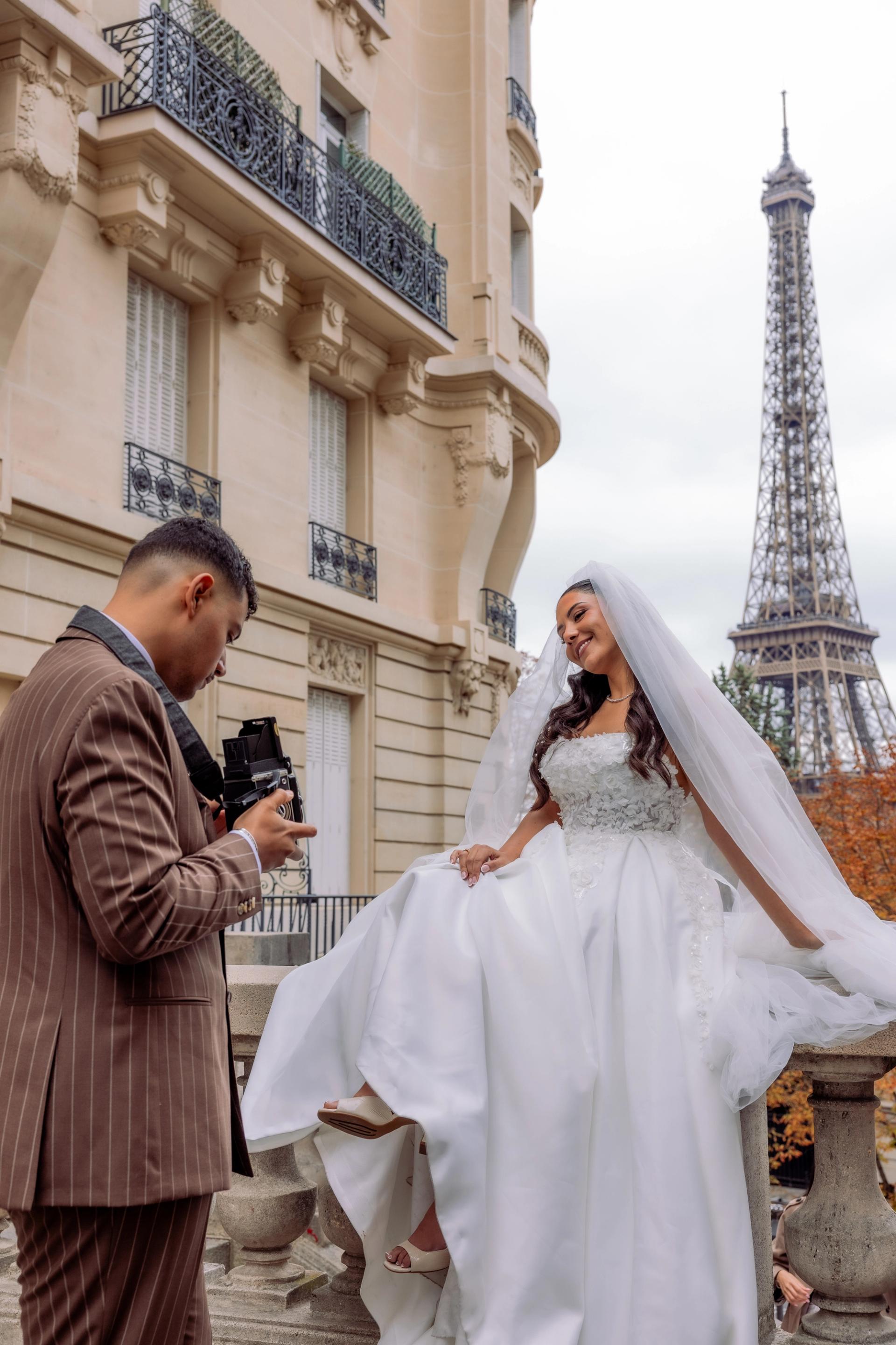 William photographie Marie Ange devant la tour Eiffel