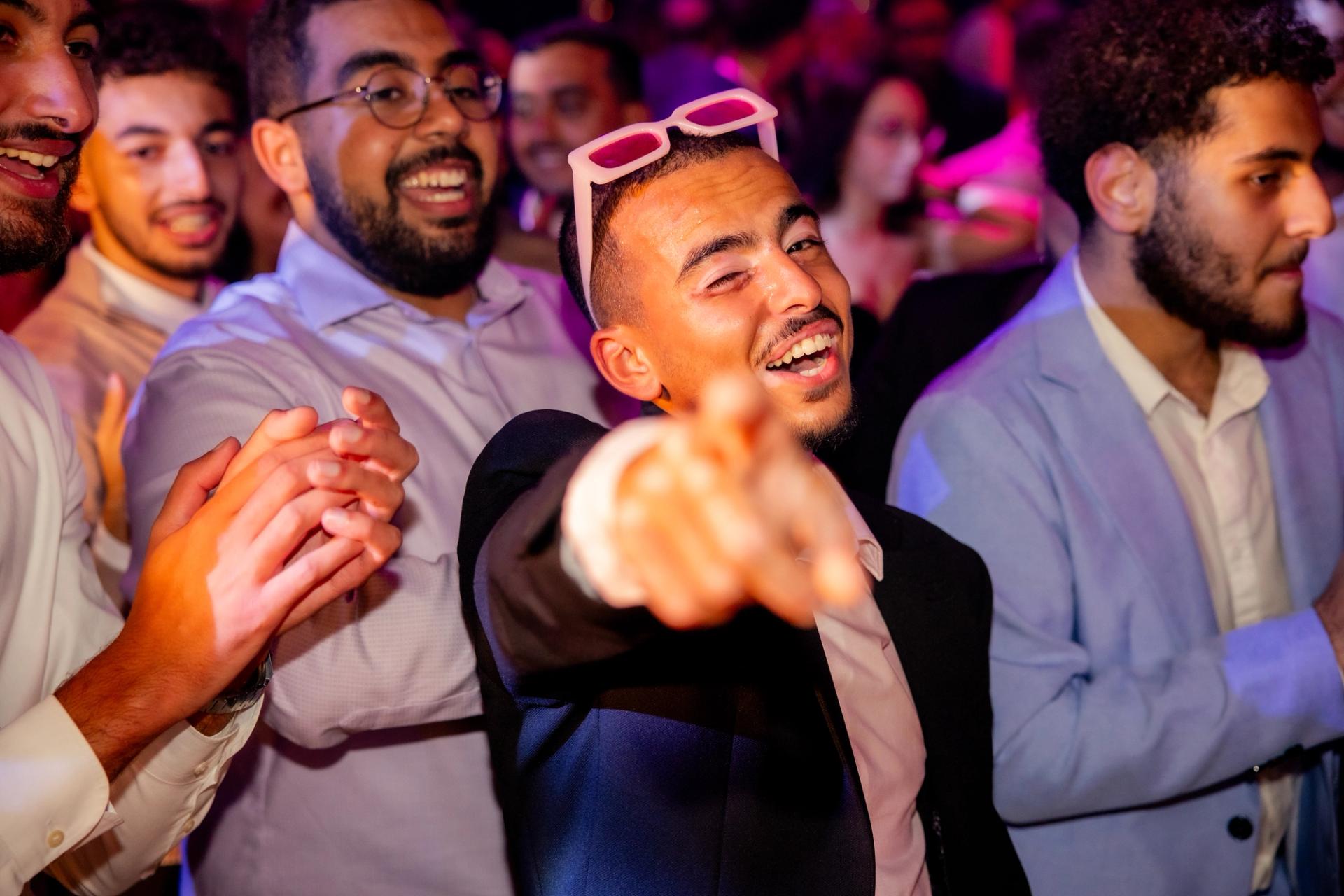 Marco danse au milieu de ses proches