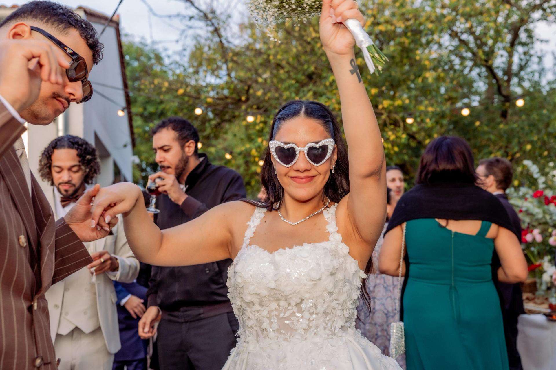 Marie Ange danse avec des lunettes en forme de cœur