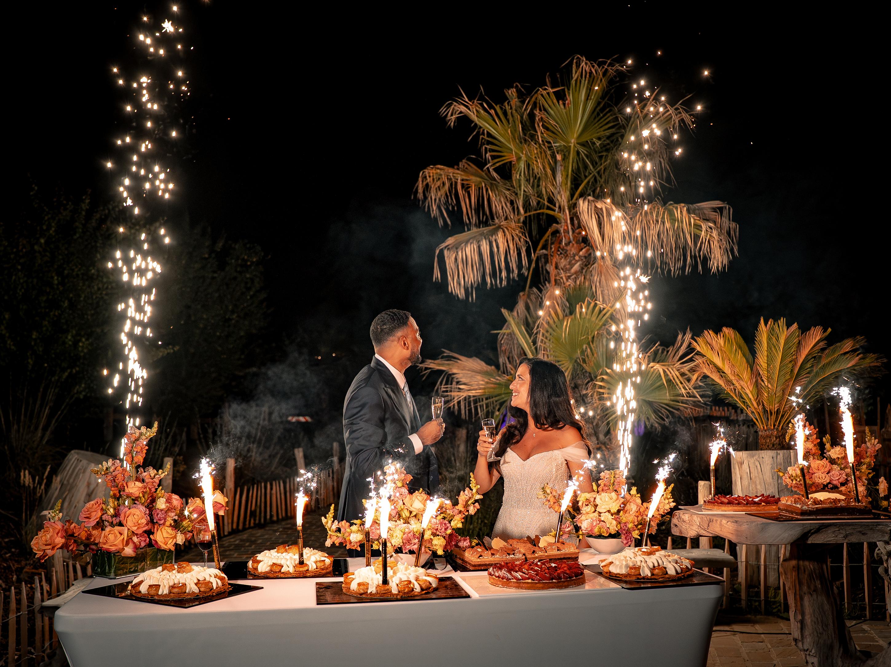 Table du dessert illuminée par des fontaines d’étincelles