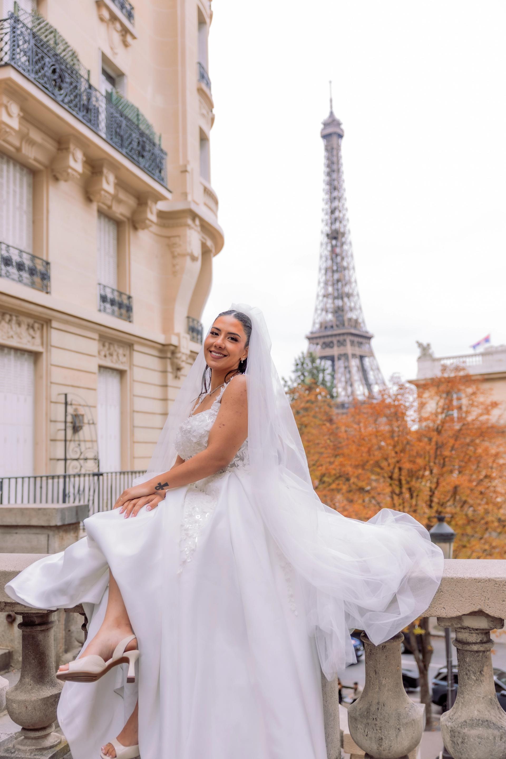 Marie Ange fait tourner sa robe devant la tour Eiffel