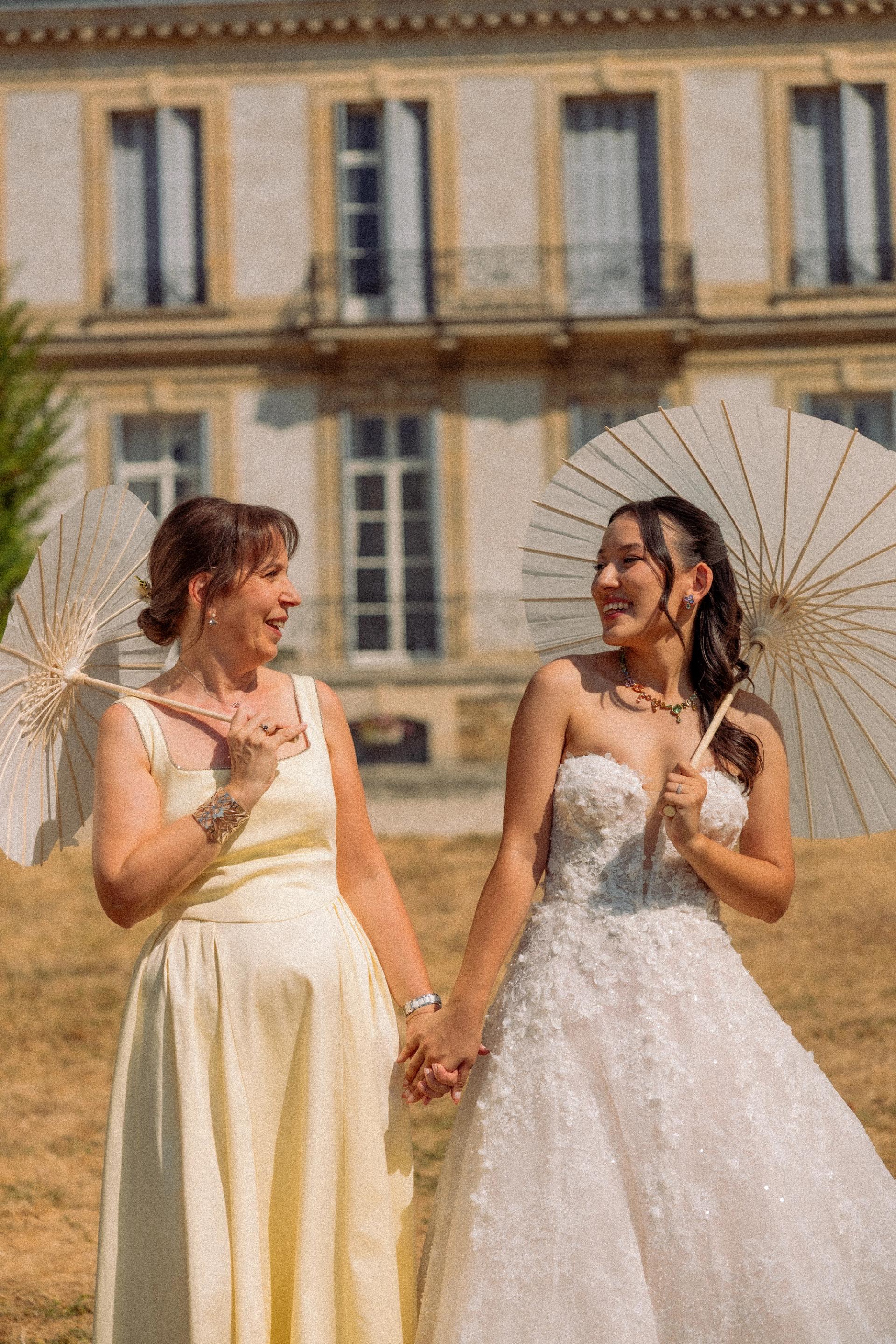 Anaïs partage une coupe avec une demoiselle d’honneur