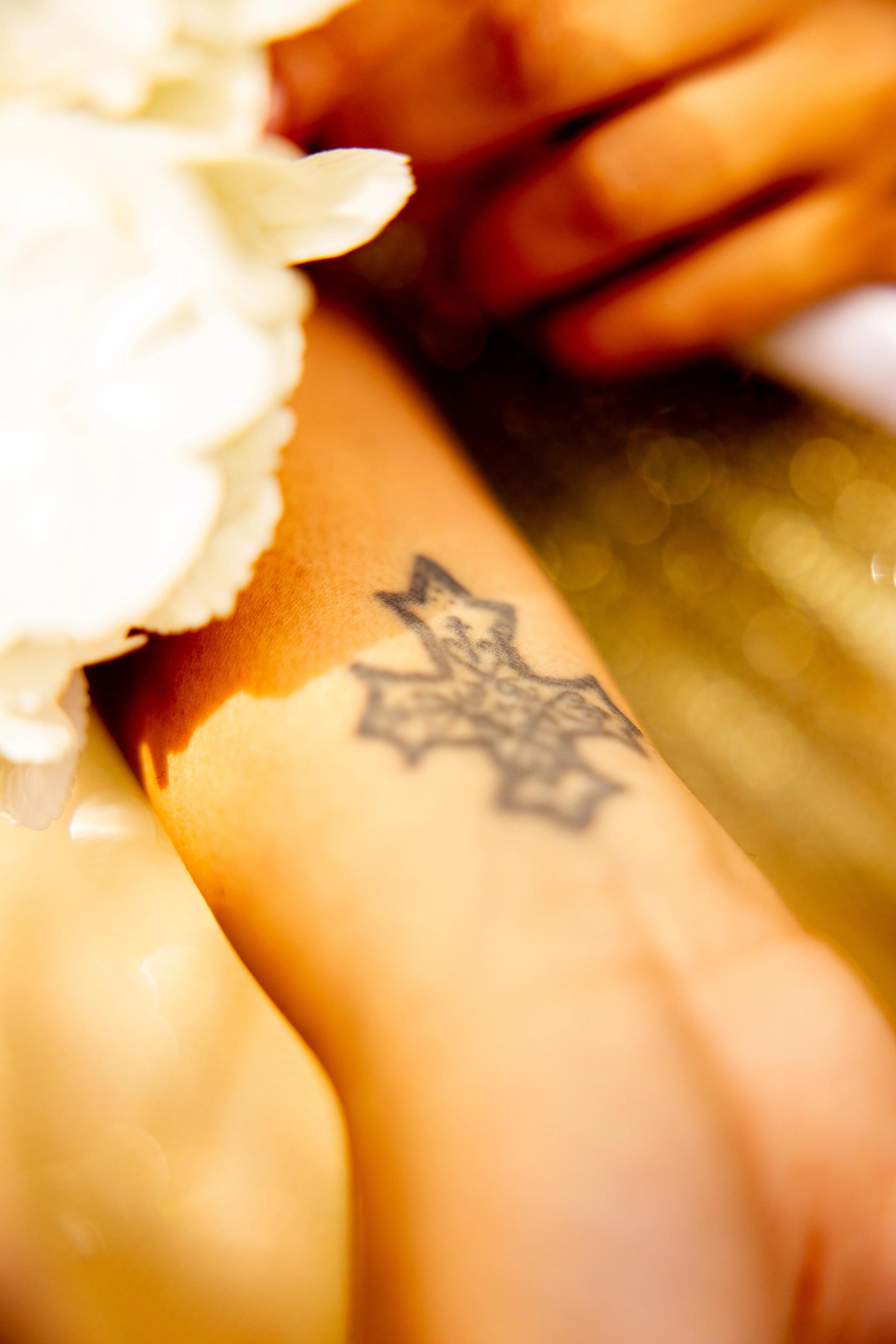 Détail du tatouage de Marie près de son bouquet