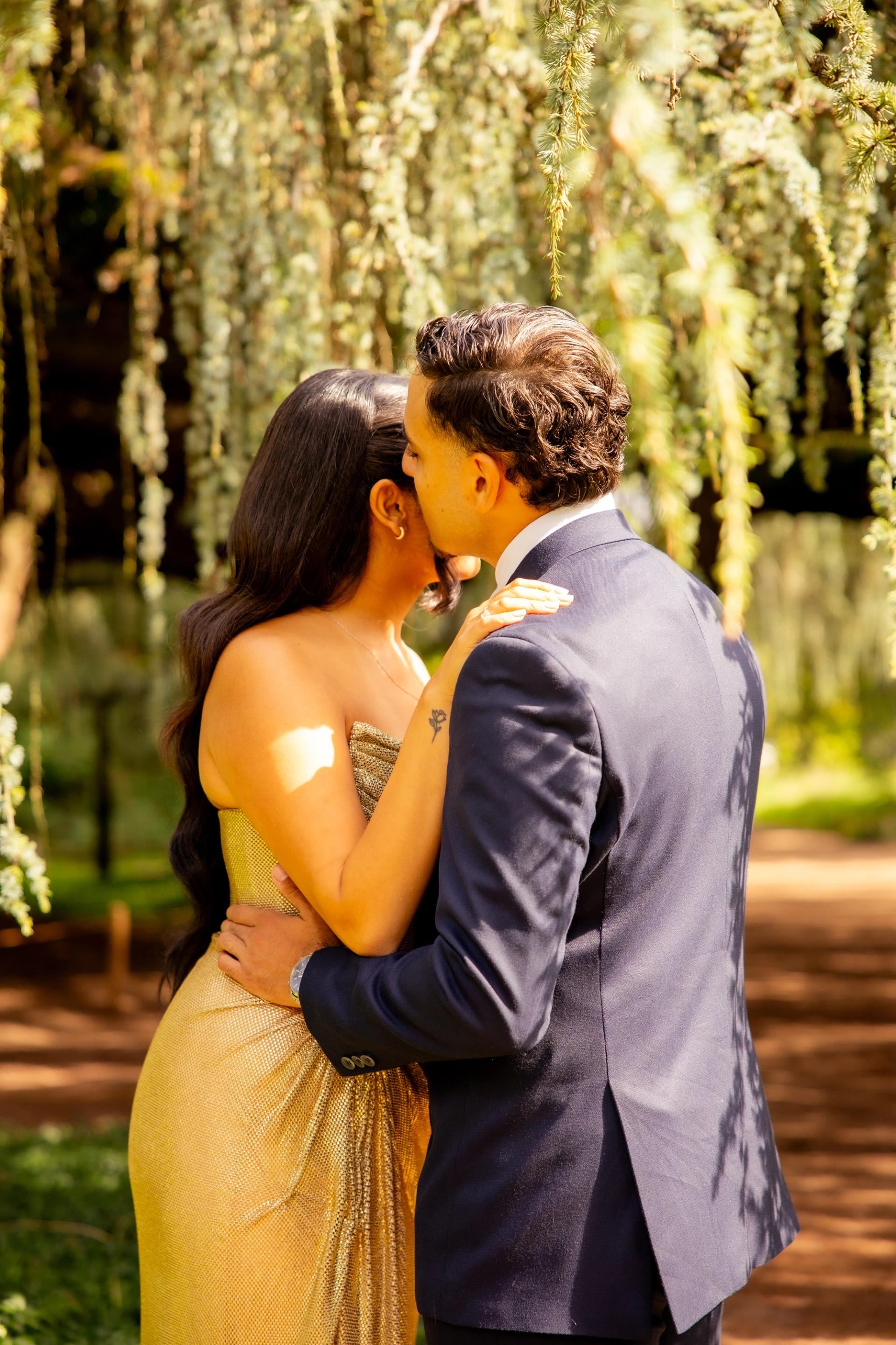Baiser de Marco et Marie sous les arbres
