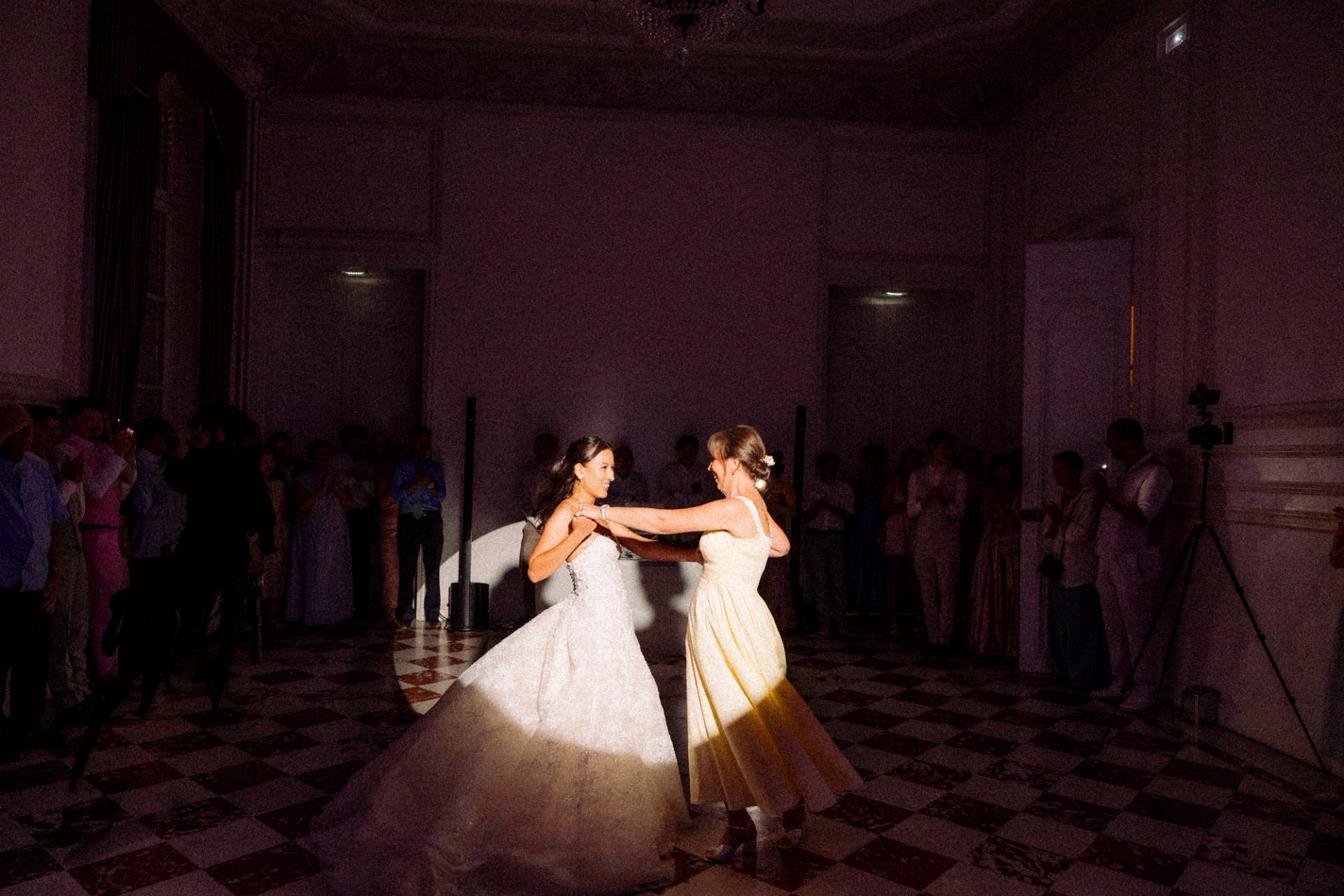 Anaïs danse avec une proche pendant la soirée