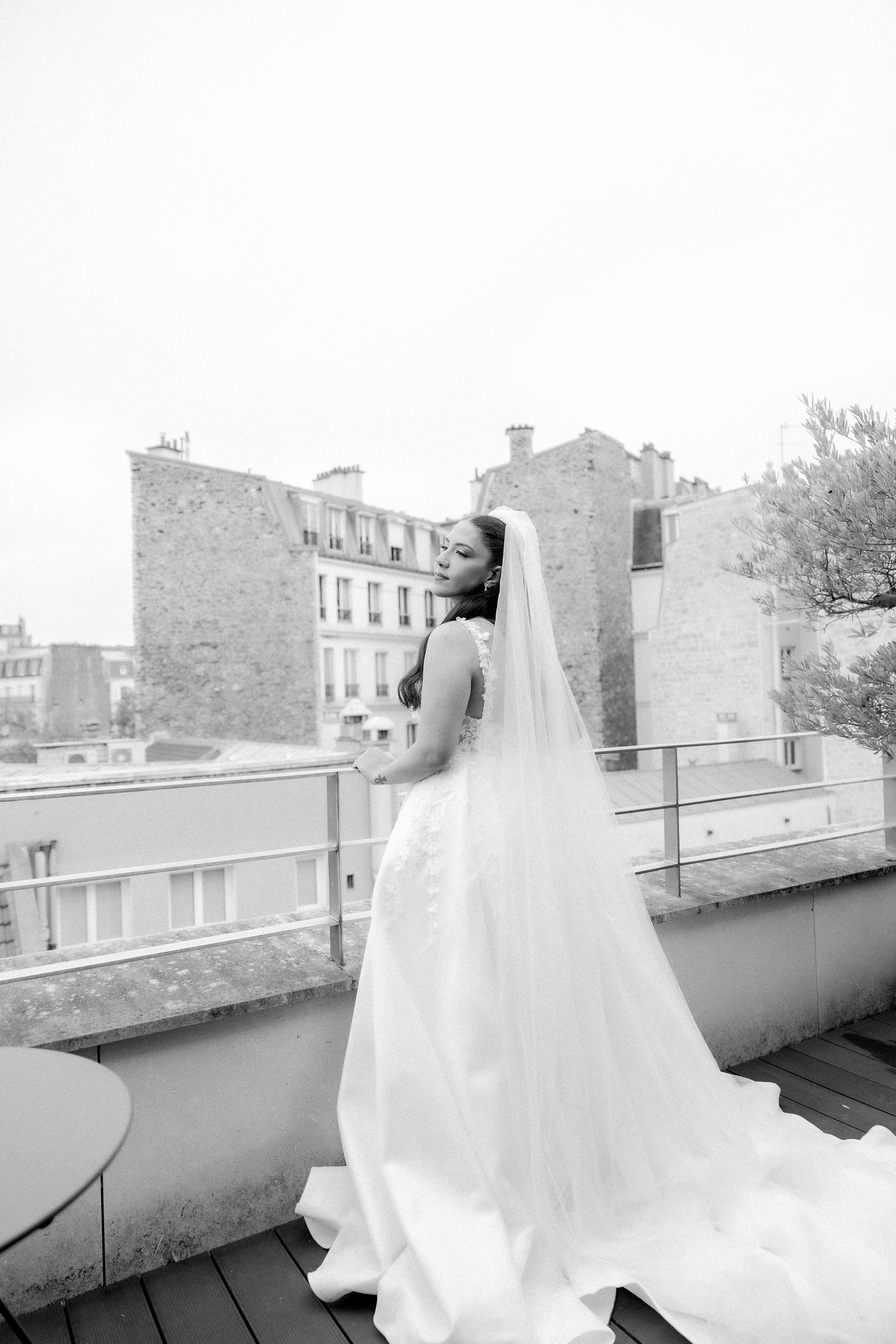 Marie Ange de dos sur le balcon en noir et blanc