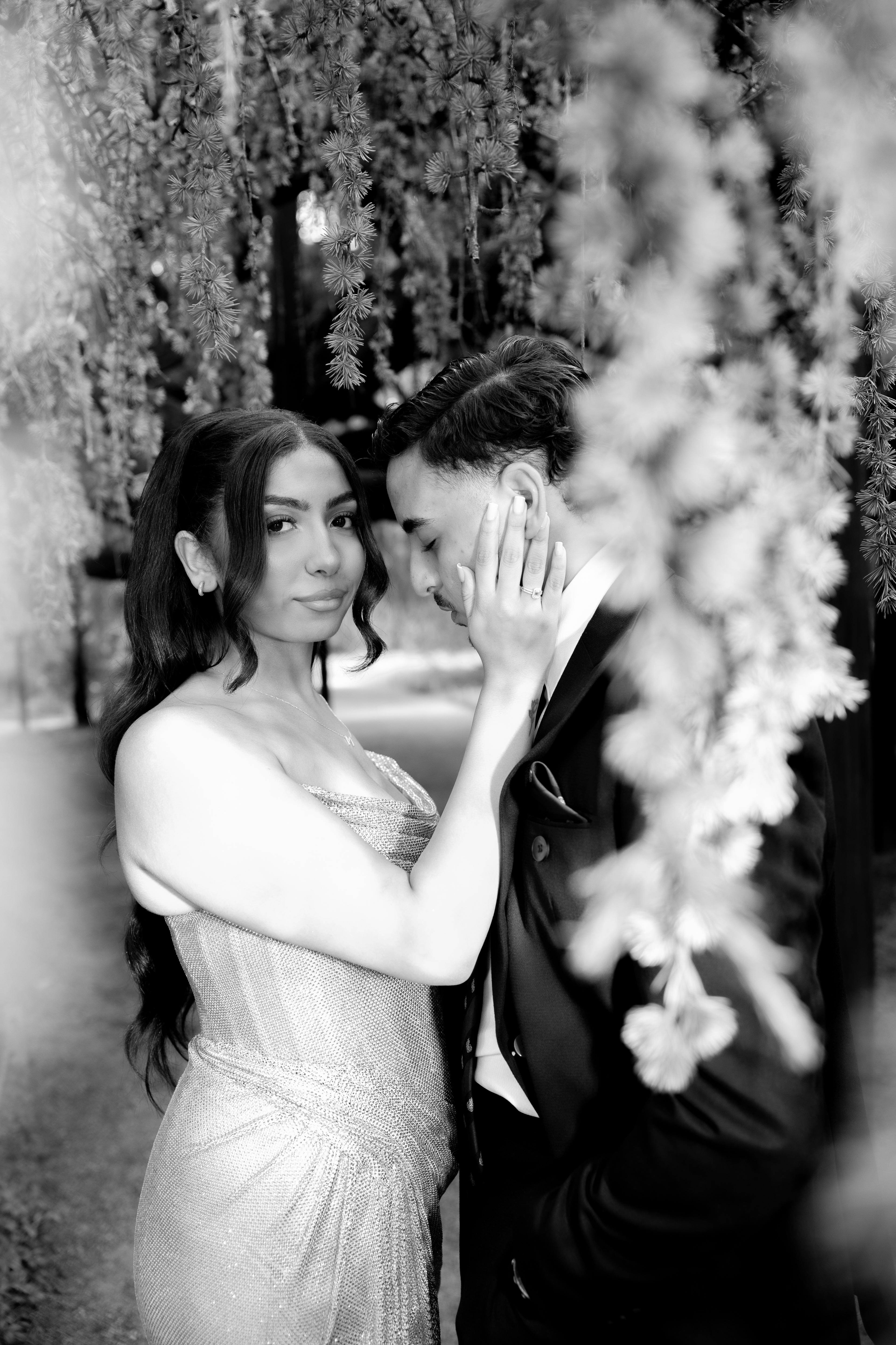 Portrait de Marie parmi les fleurs en noir et blanc