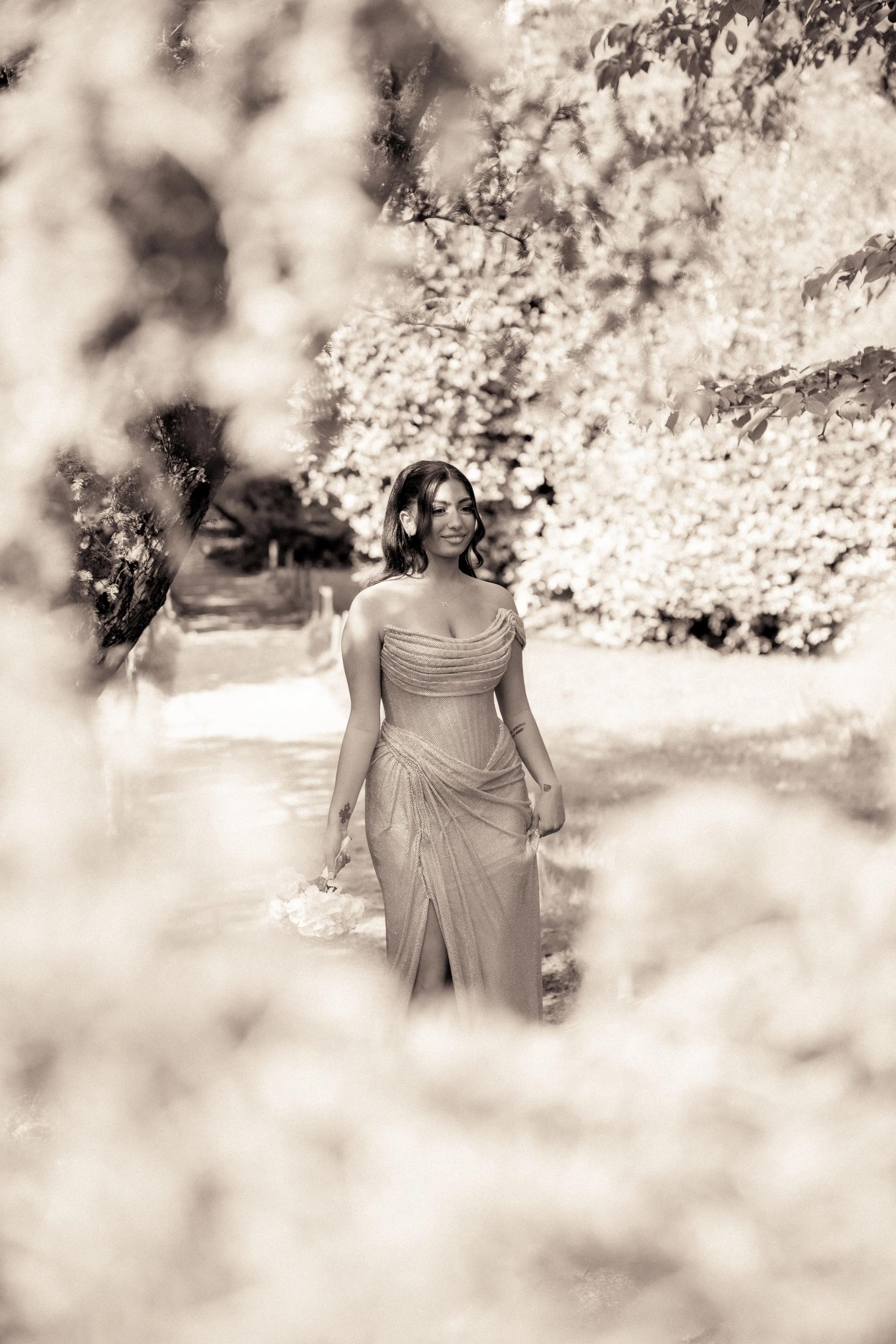 Marie marche dans le jardin en noir et blanc