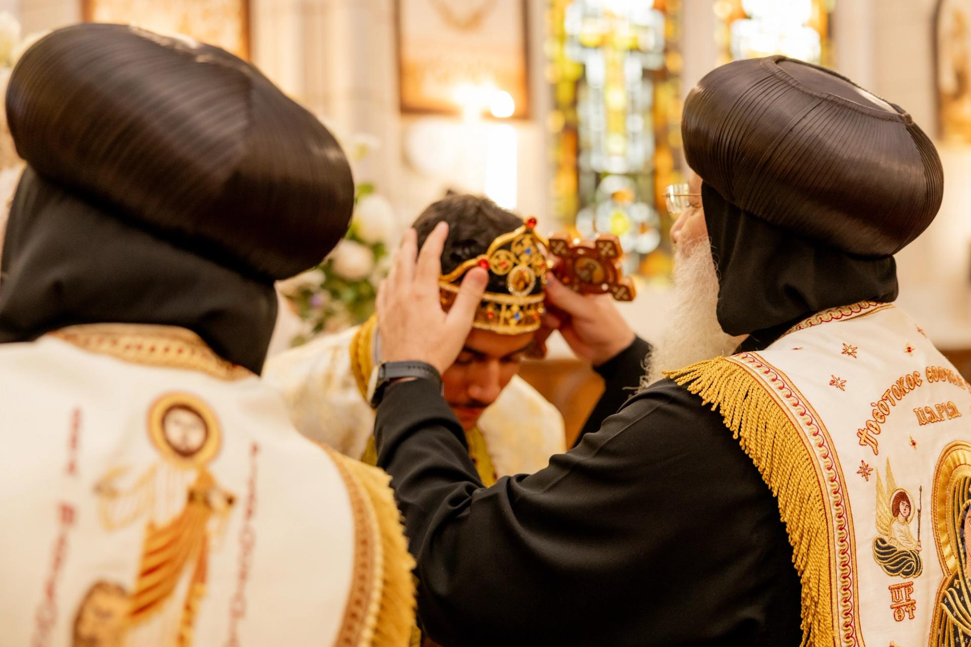 Une couronne est portée au-dessus des mariés