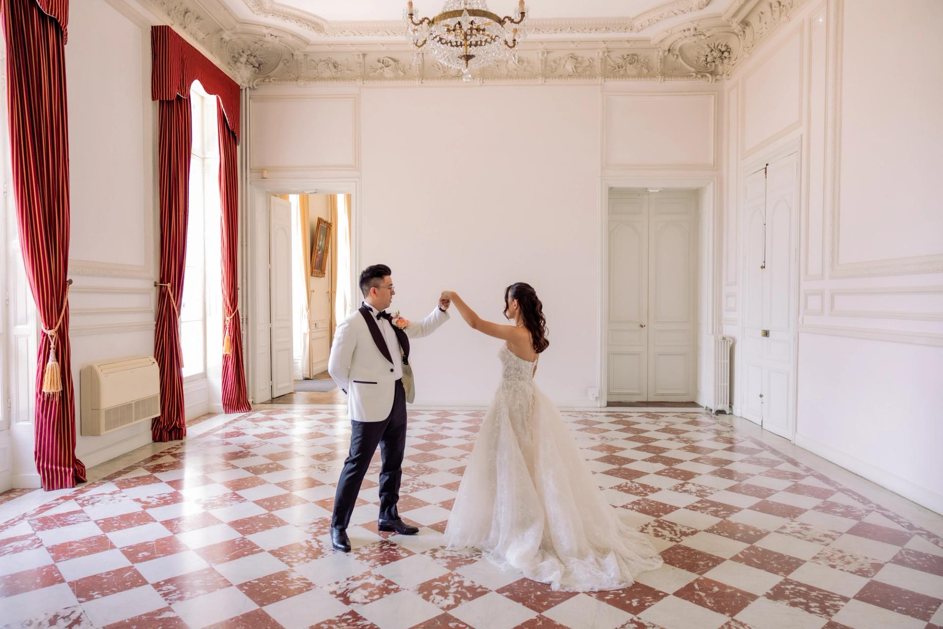 Jacky et Anaïs dansent dans le grand salon