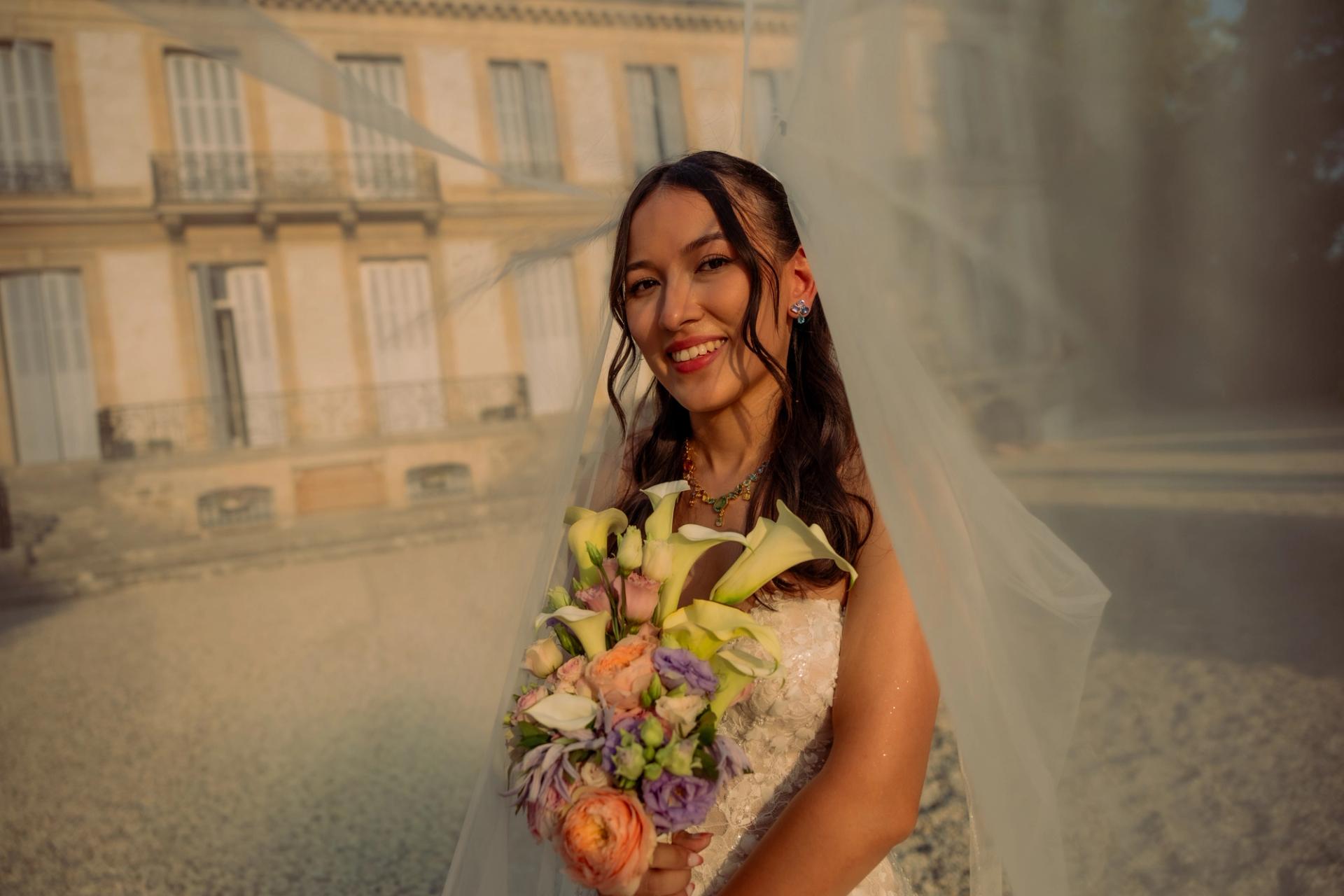Portrait d’Anaïs avec son bouquet devant le château