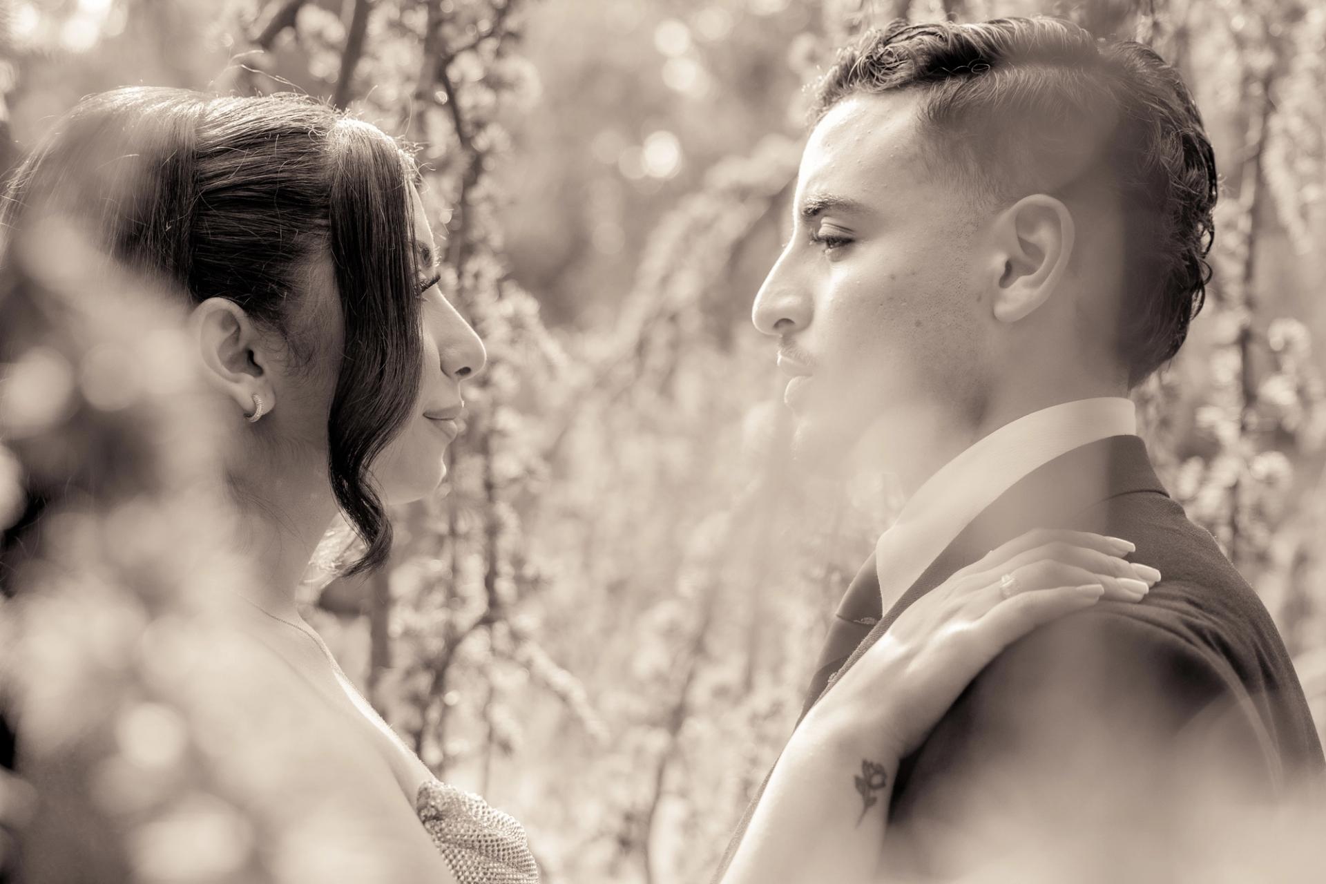 Portrait rapproché du couple en noir et blanc