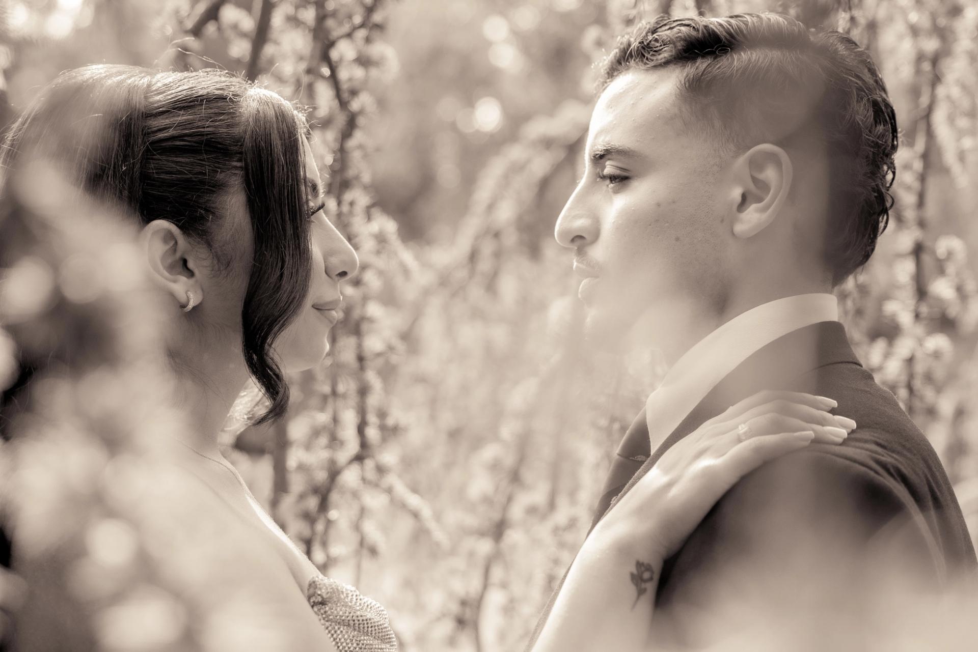 Portrait rapproché du couple en noir et blanc