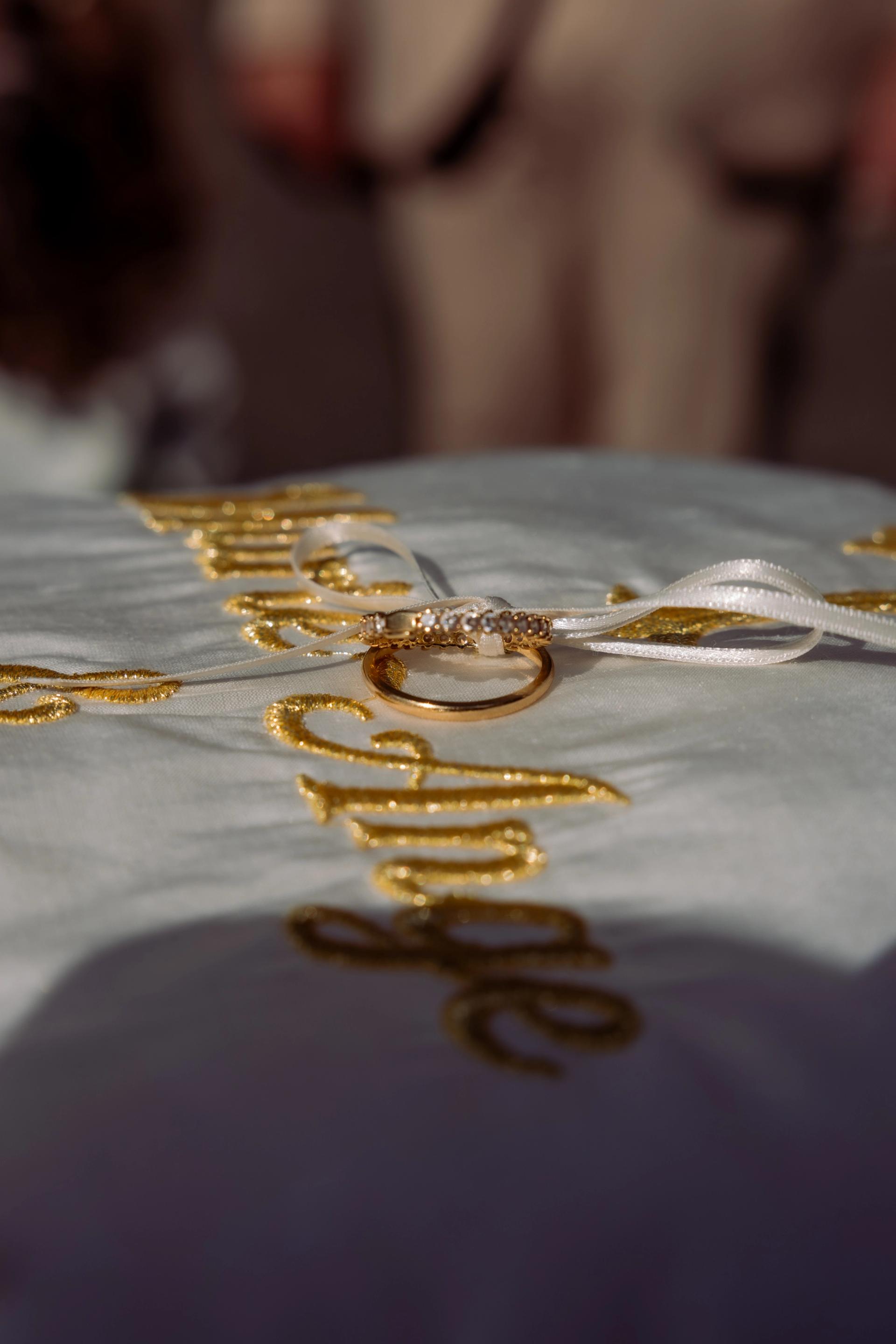 Calligraphie dorée sur un élément de décoration du mariage
