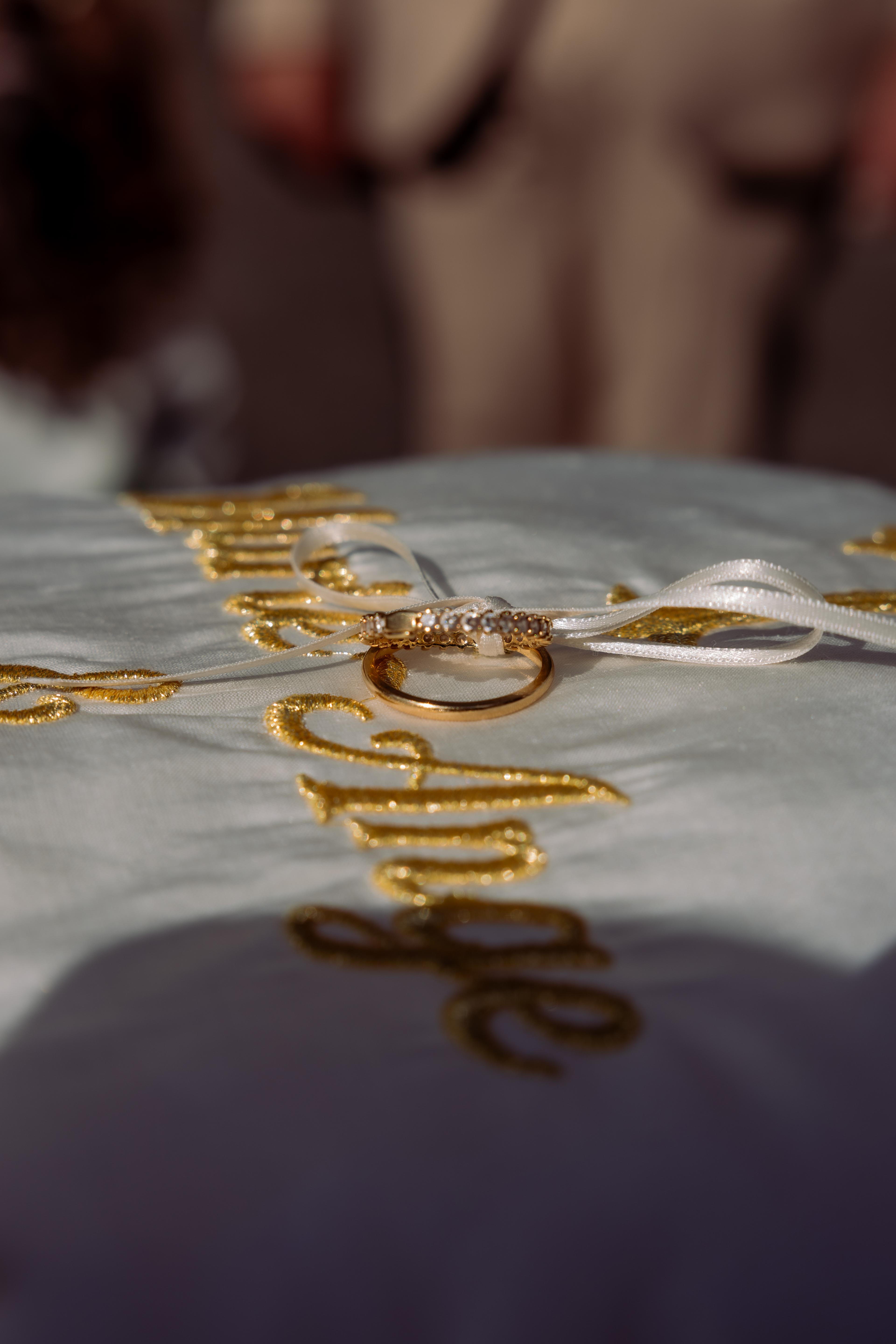 Calligraphie dorée sur un élément de décoration du mariage
