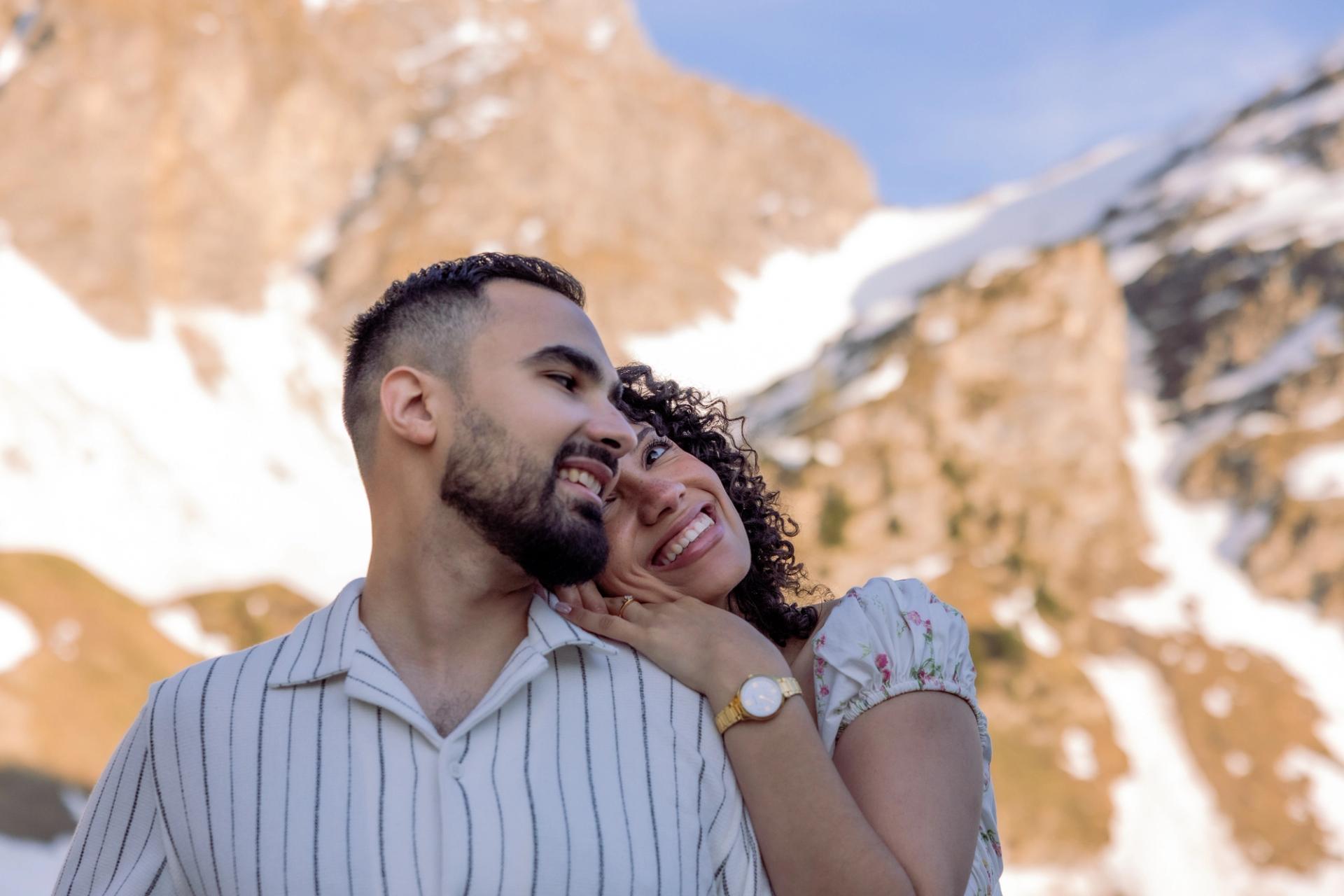 Julia s’appuie sur Rafaël devant les sommets enneigés