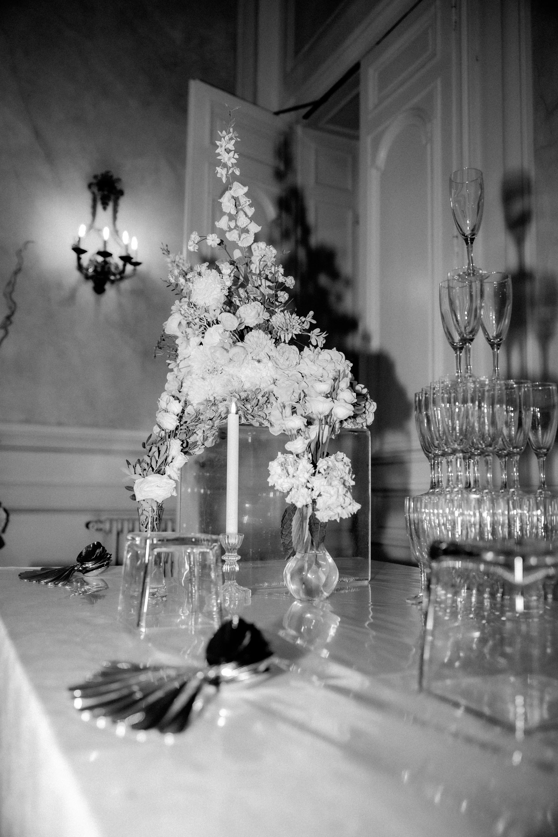 Décoration florale de la réception en noir et blanc