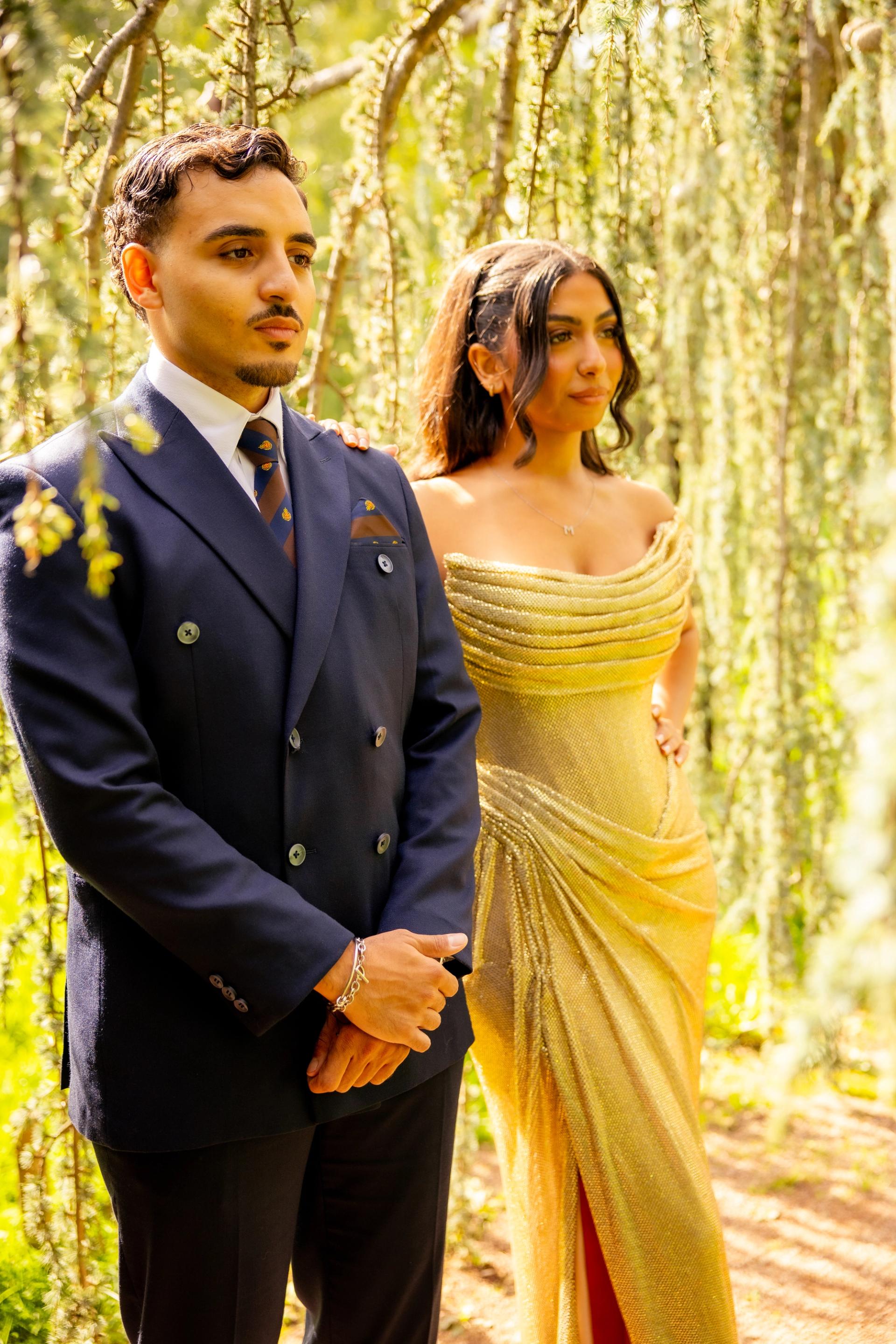Marco et Marie côte à côte dans le jardin