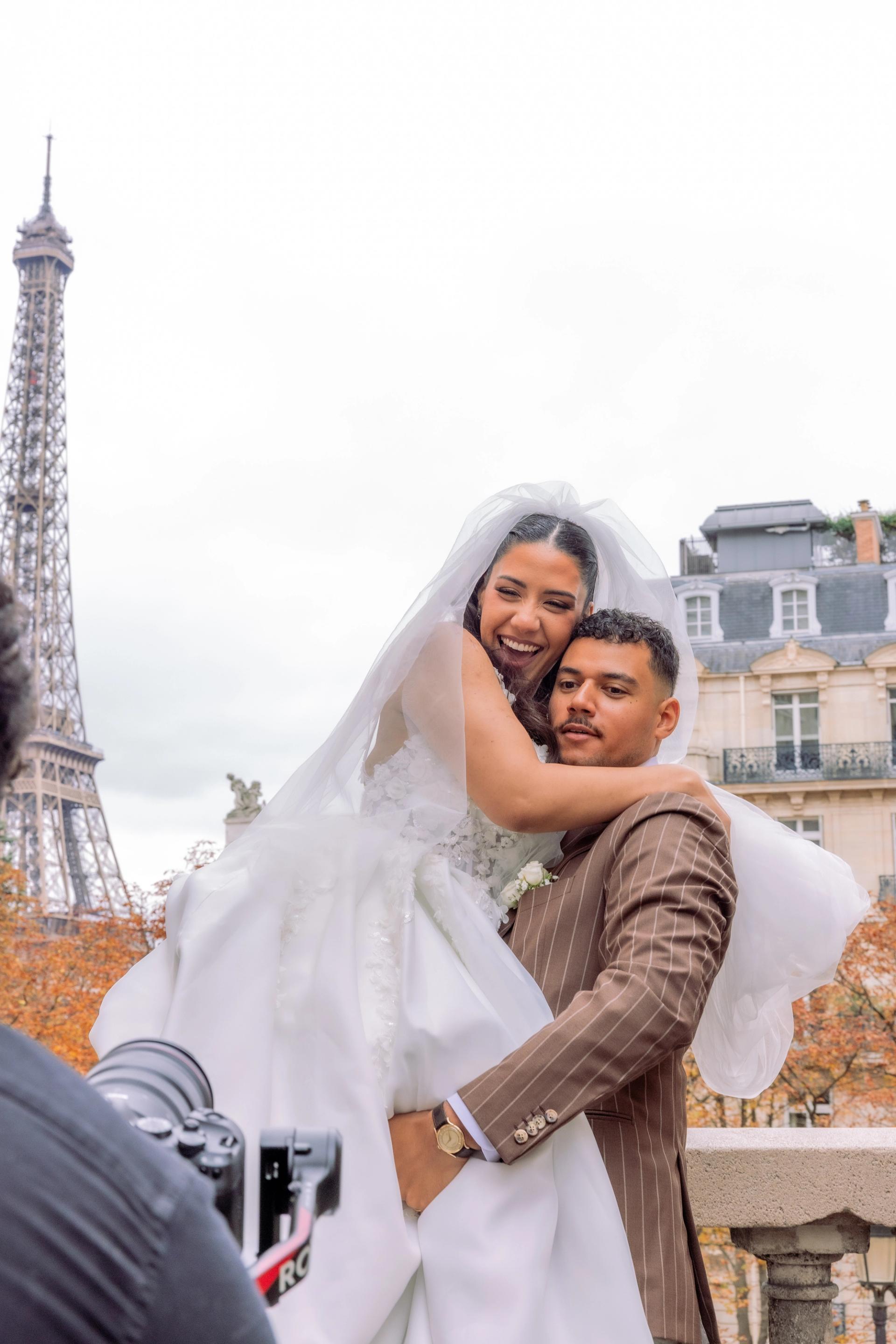 William enlace Marie Ange devant la tour Eiffel