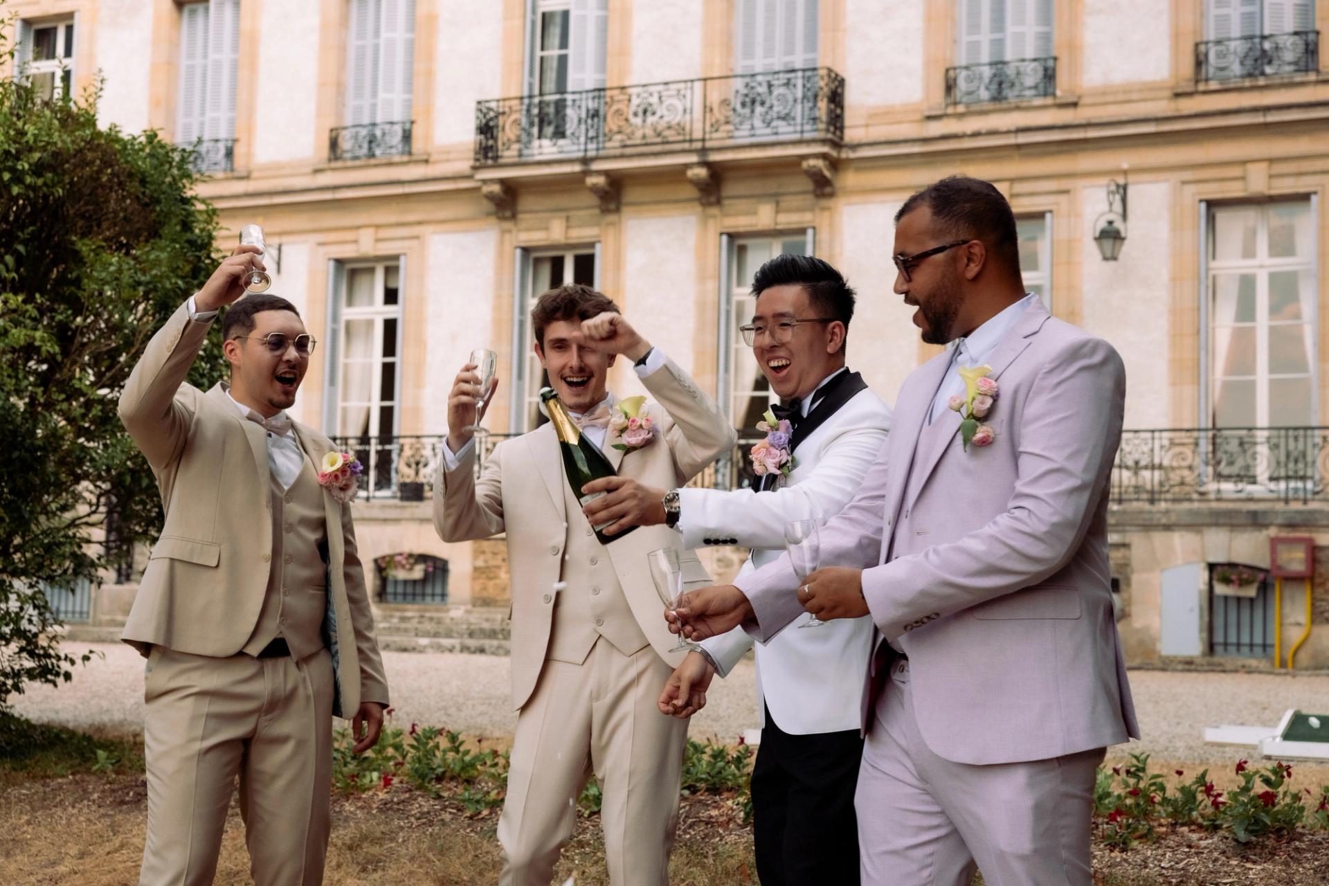 Jacky et ses proches trinquent devant le château