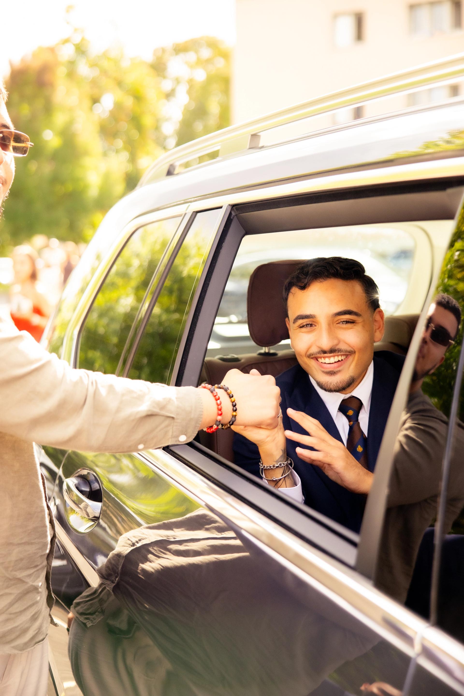 Marco salue les invités depuis la voiture