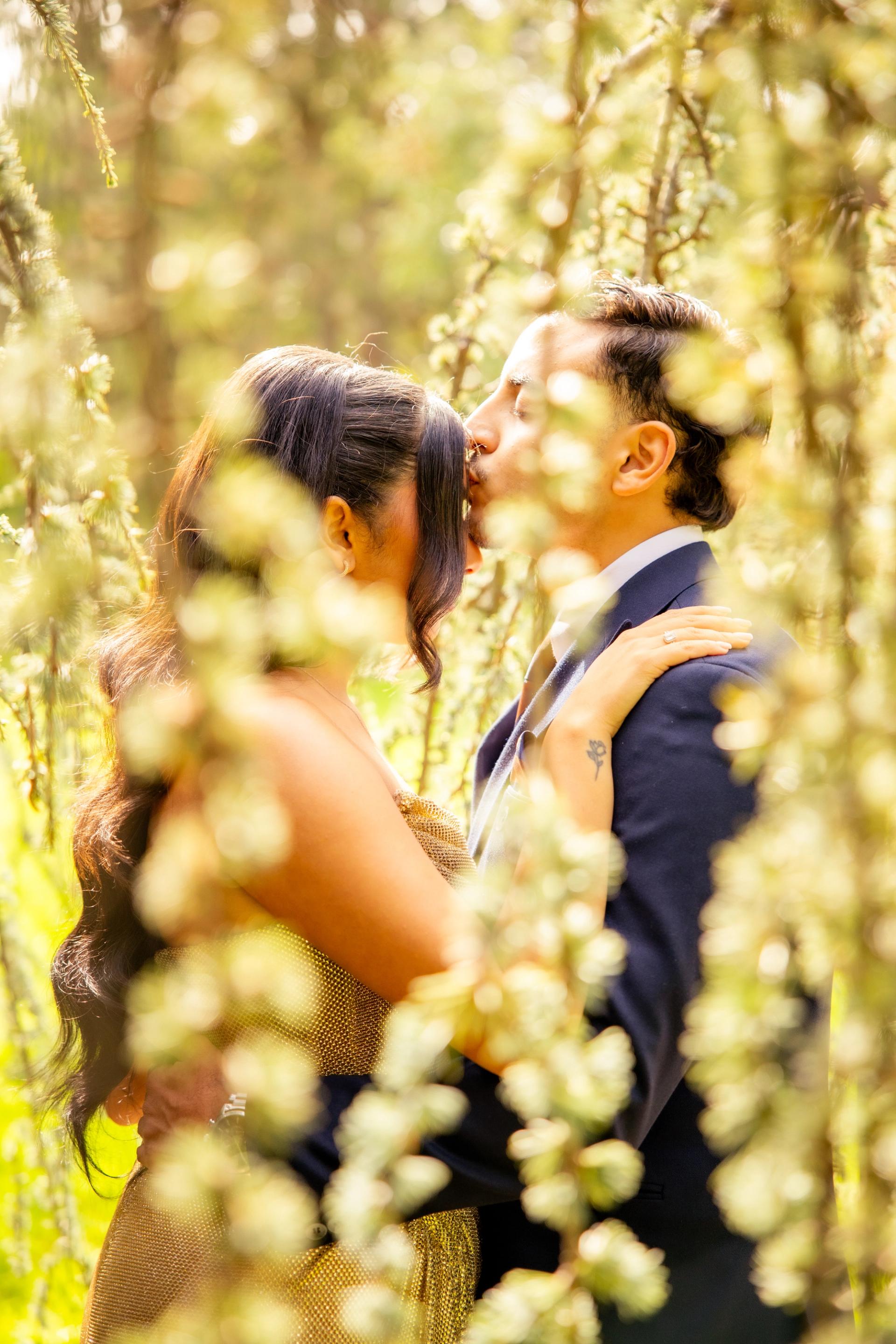 Portrait du couple à travers les fleurs du jardin