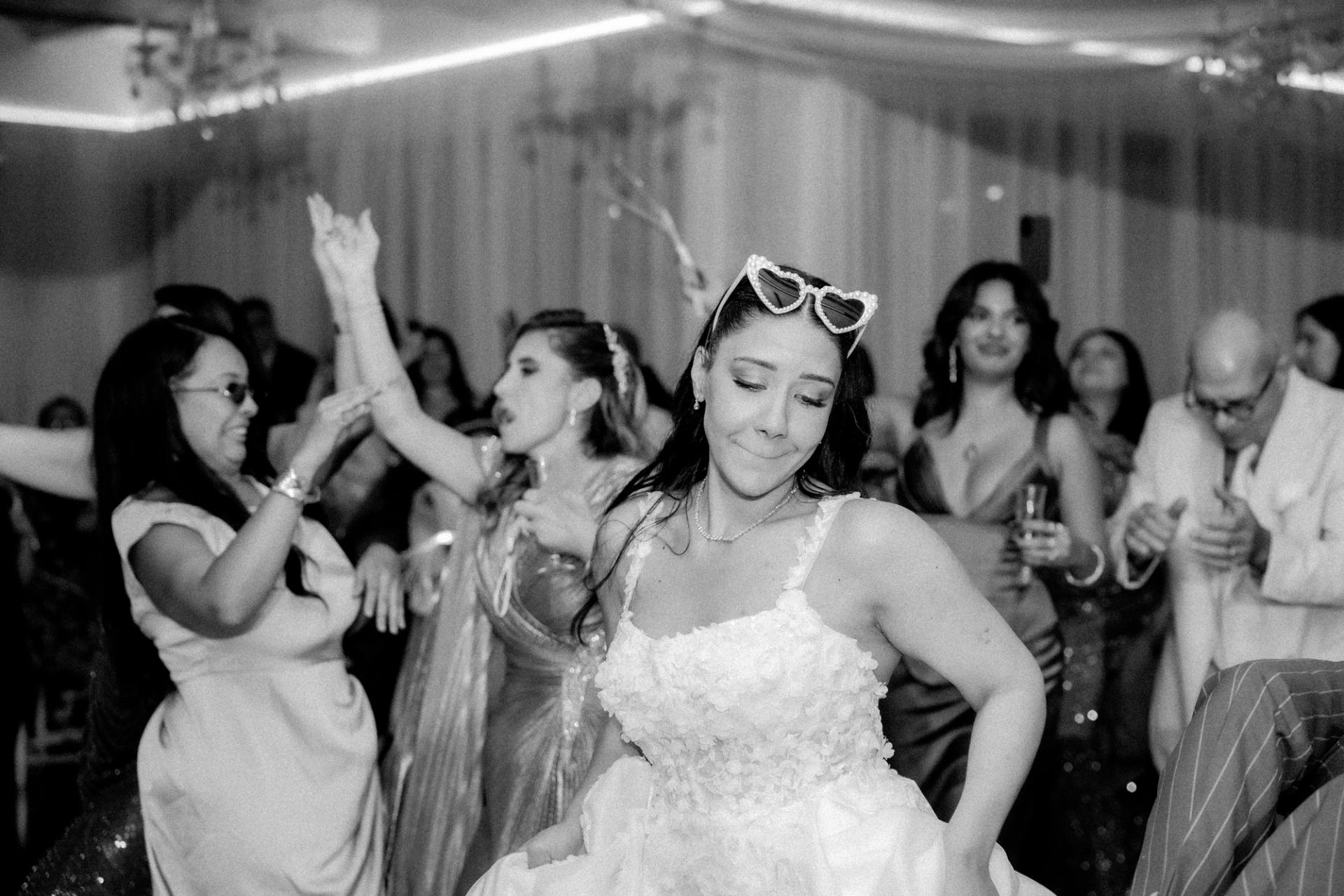 Marie Ange danse avec une proche en noir et blanc