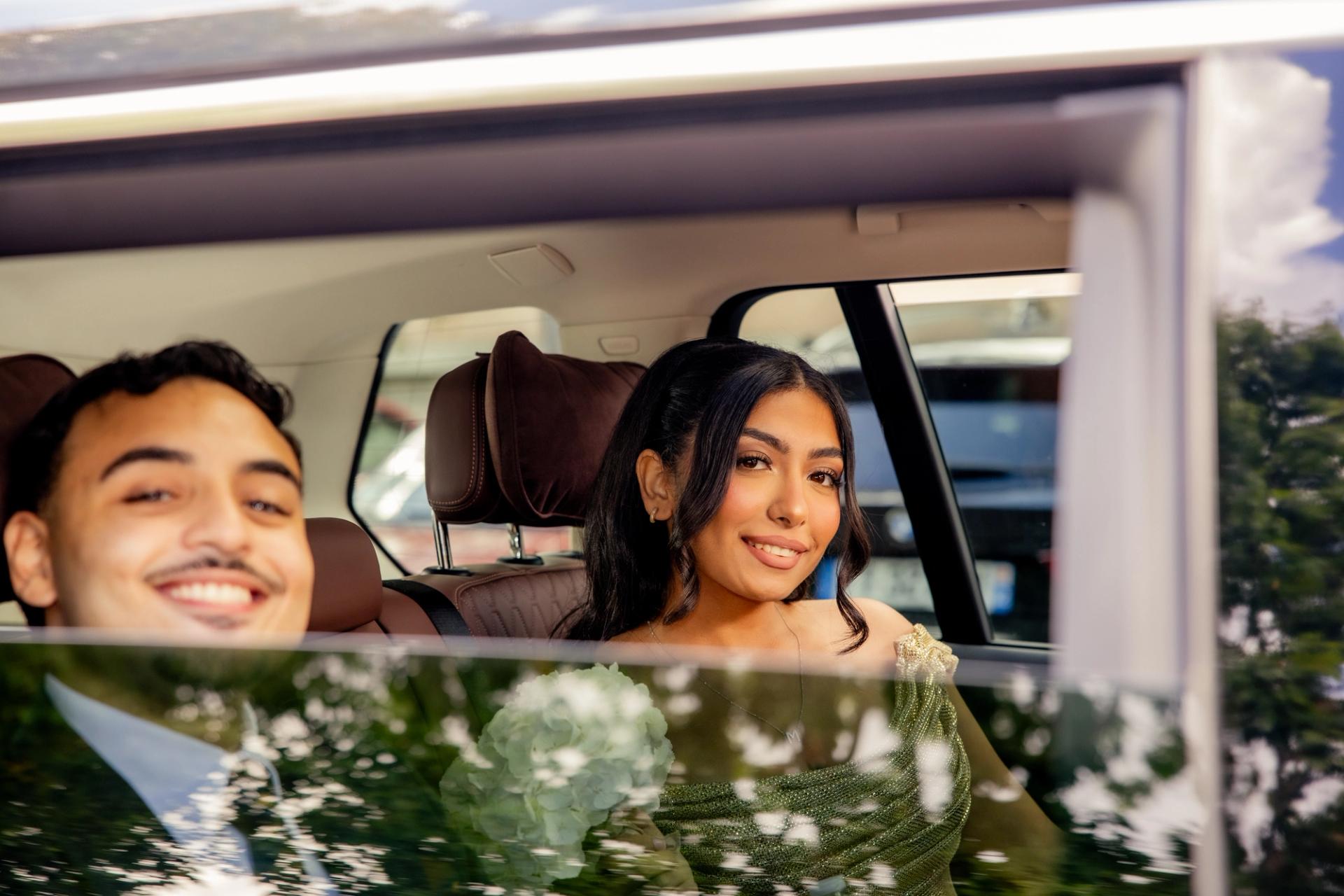 Marco et Marie regardent par la fenêtre de la voiture