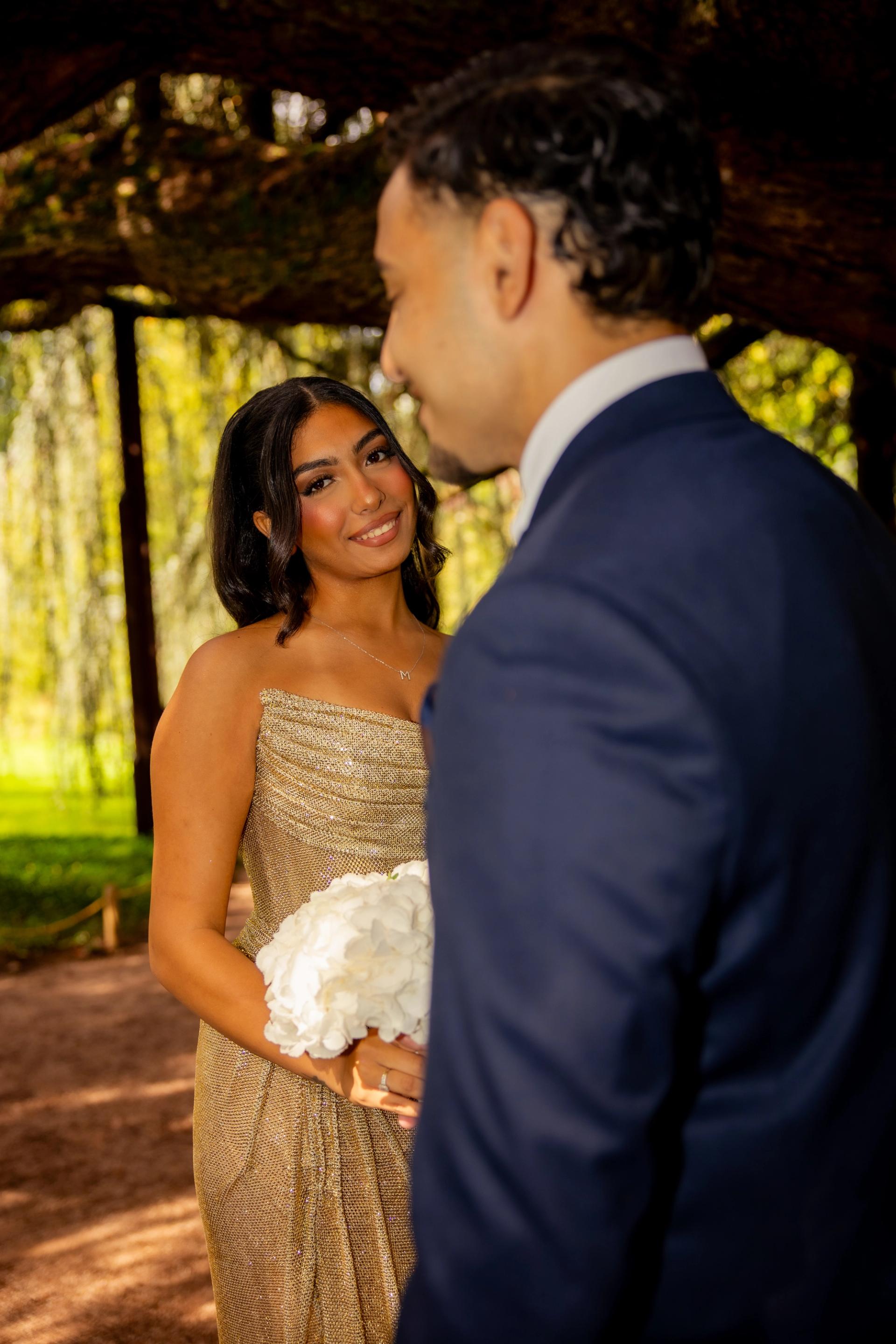 Marco et Marie sous un grand arbre du jardin